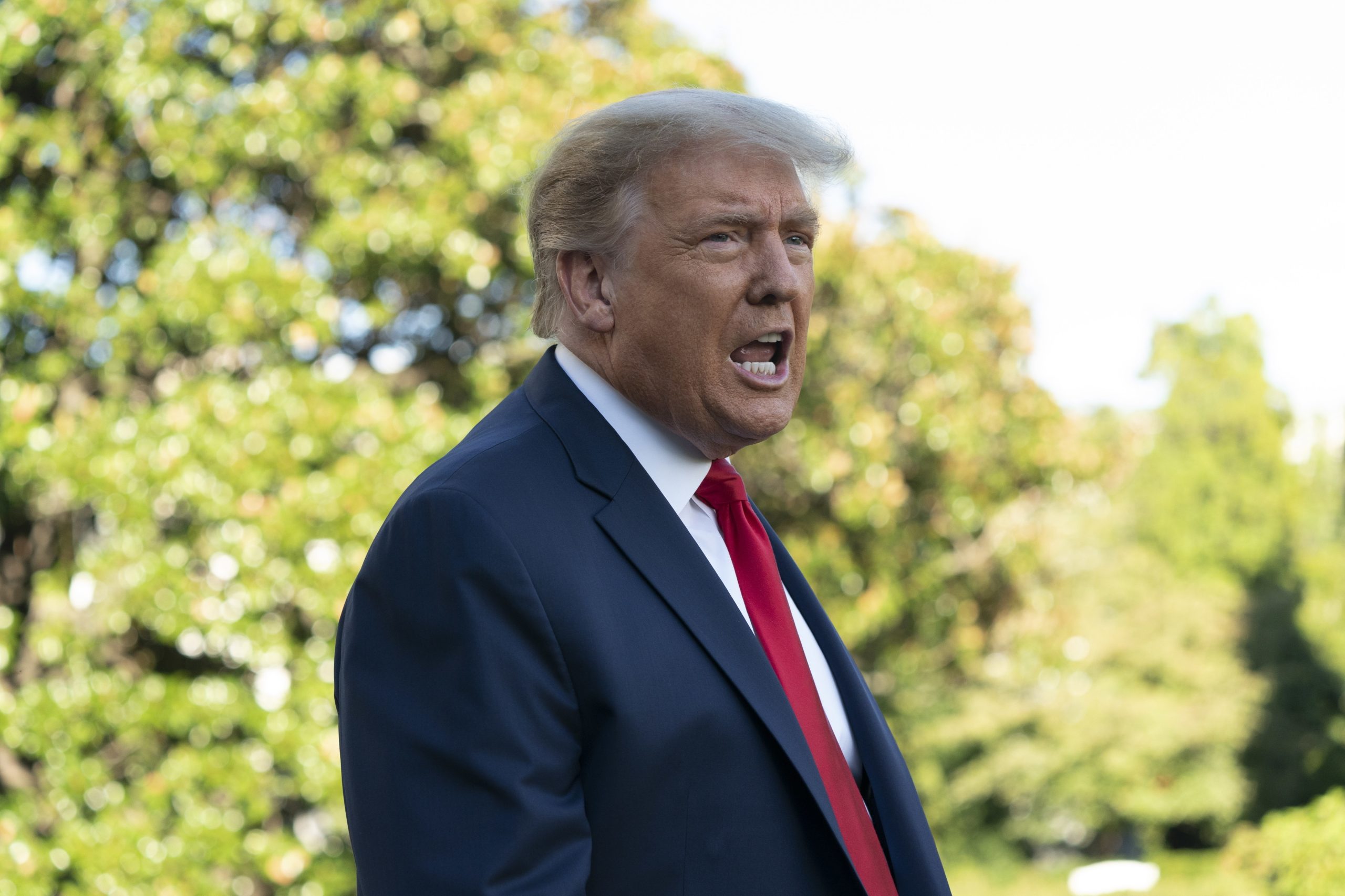 Trump opõe-se à alteração das regras dos debates com Biden