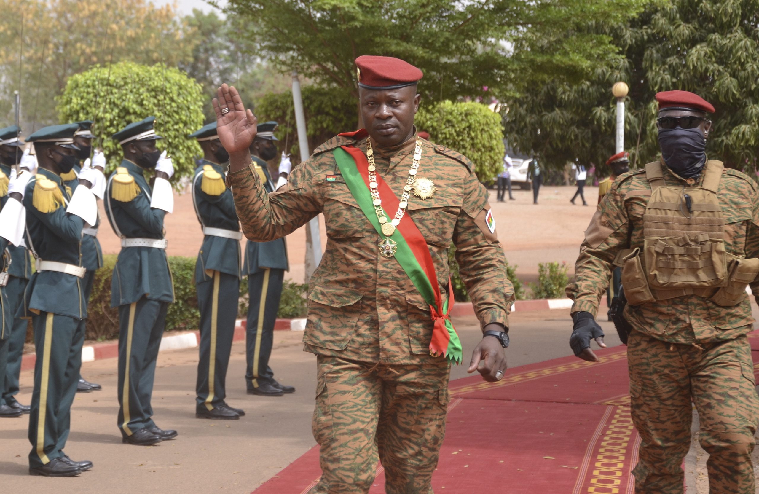 Líder da Junta de Burkina-Faso apresenta finalmente a demissão após golpe