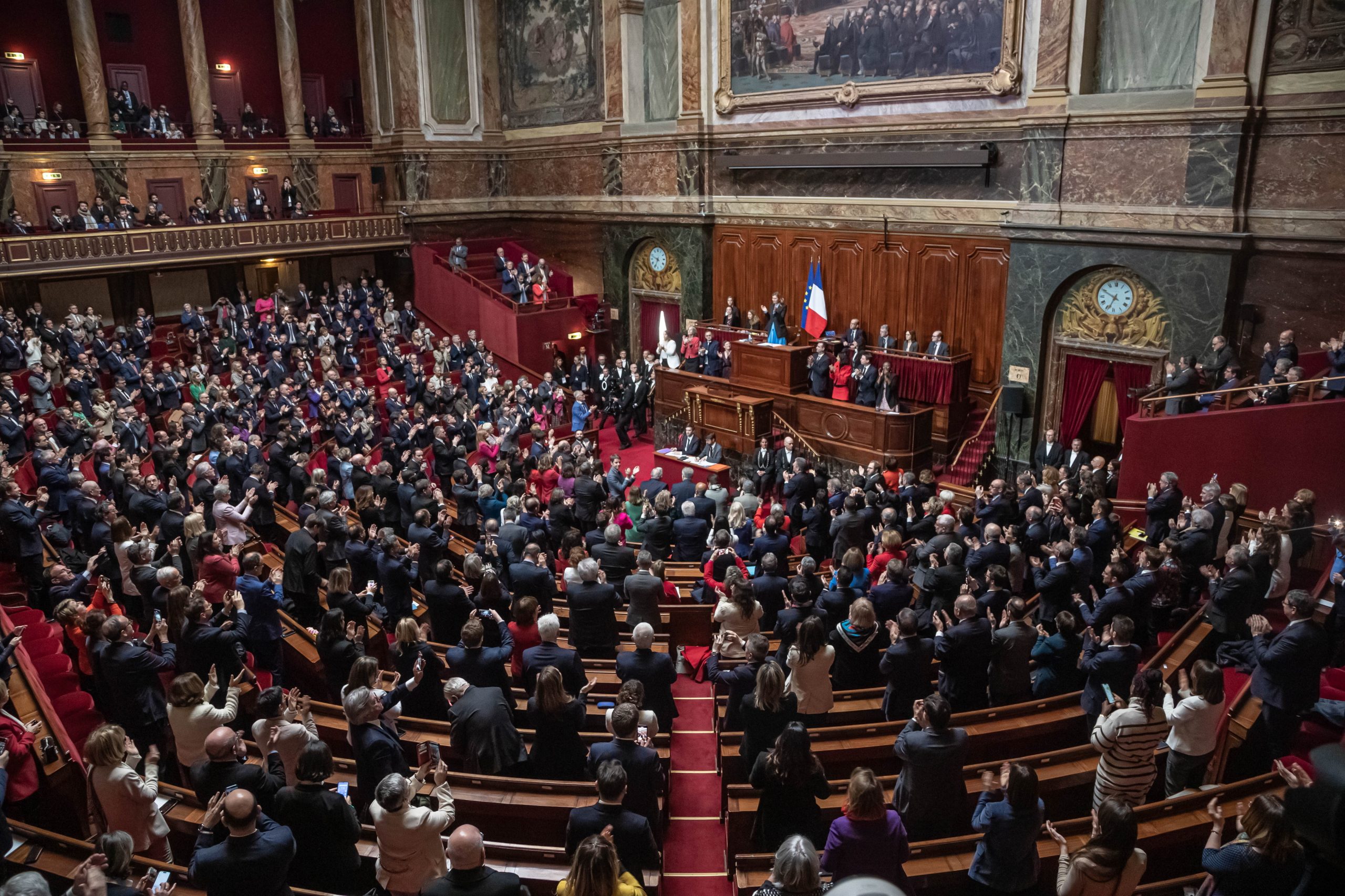 Congresso francês aprova inclusão de aborto na Constituição