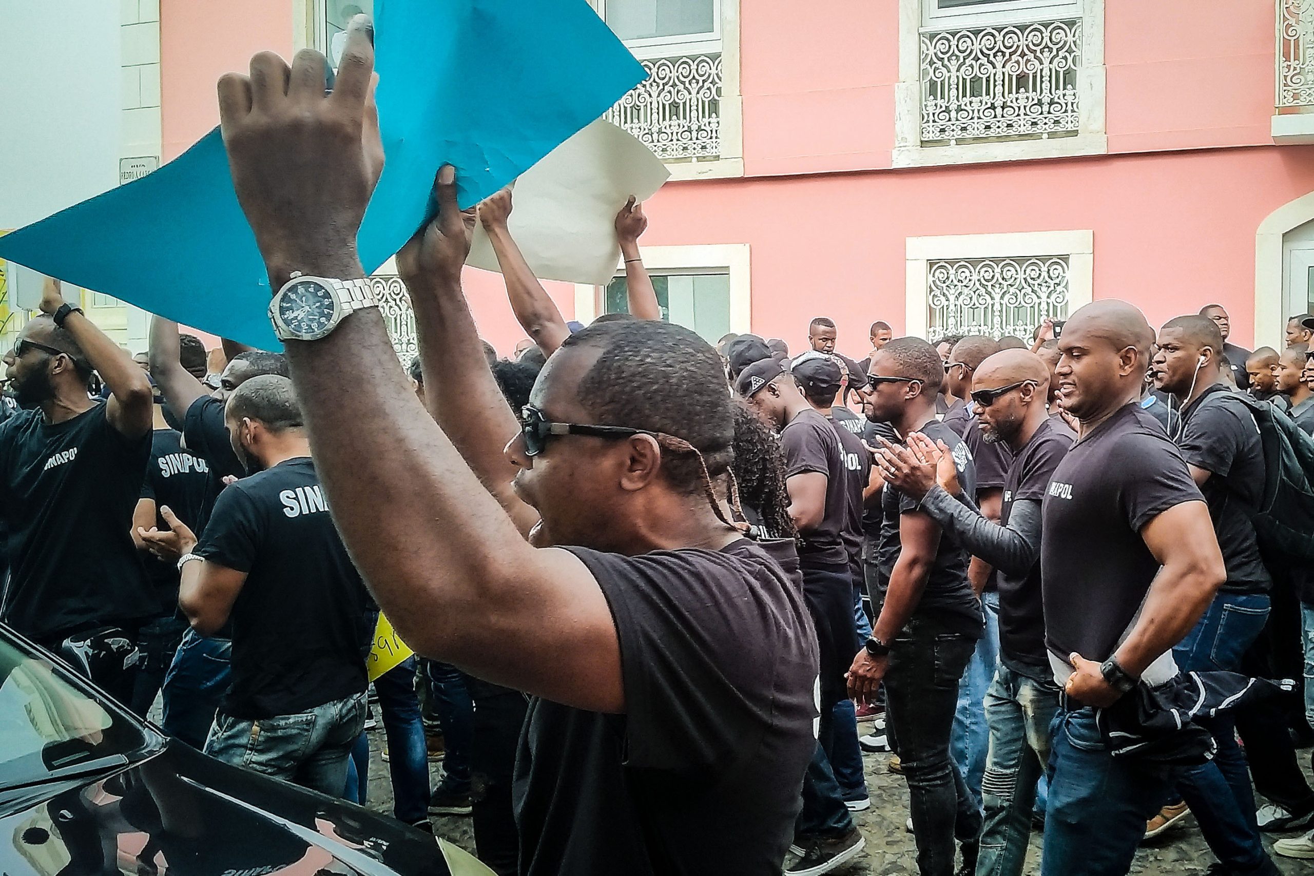 Polícias e militares iniciam vigília por tempo indeterminado junto à Presidência da República