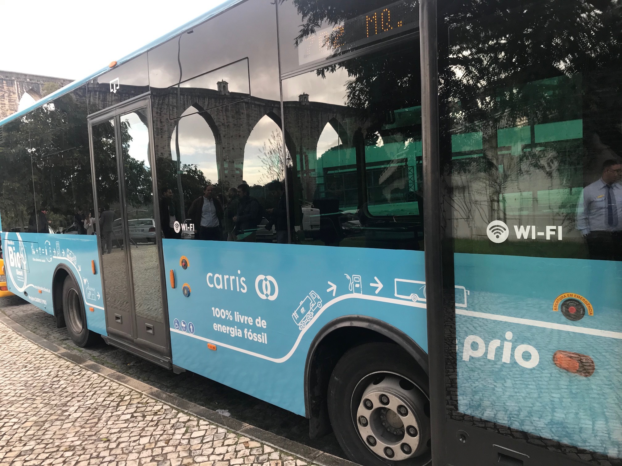 CARRIS com autocarros movidos a óleo de cozinhas e de cantinas