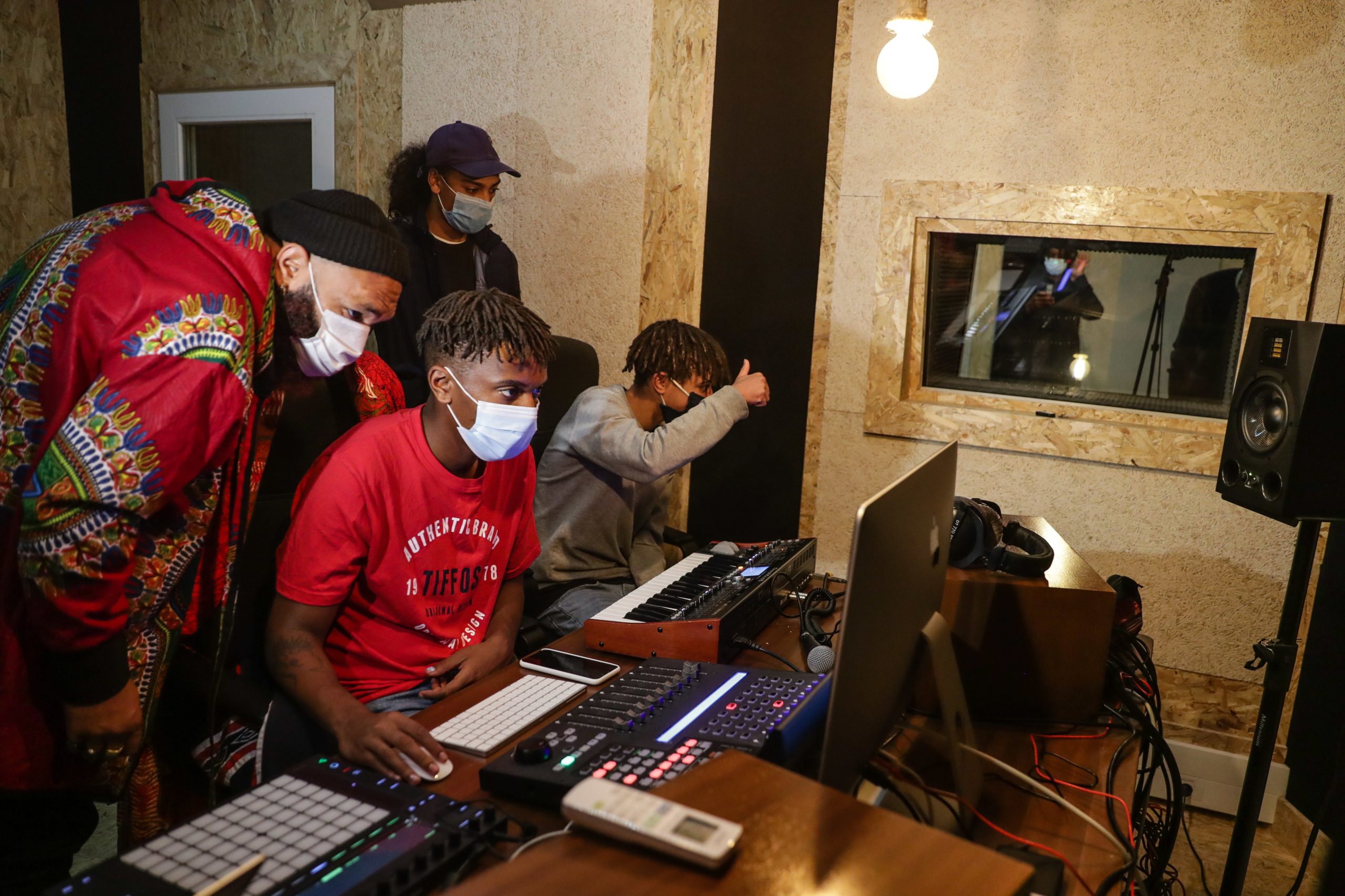 Do estúdio vão para o mundo. Jovens de Setúbal têm novo espaço para transformar ideias em música – com ajuda de rappers