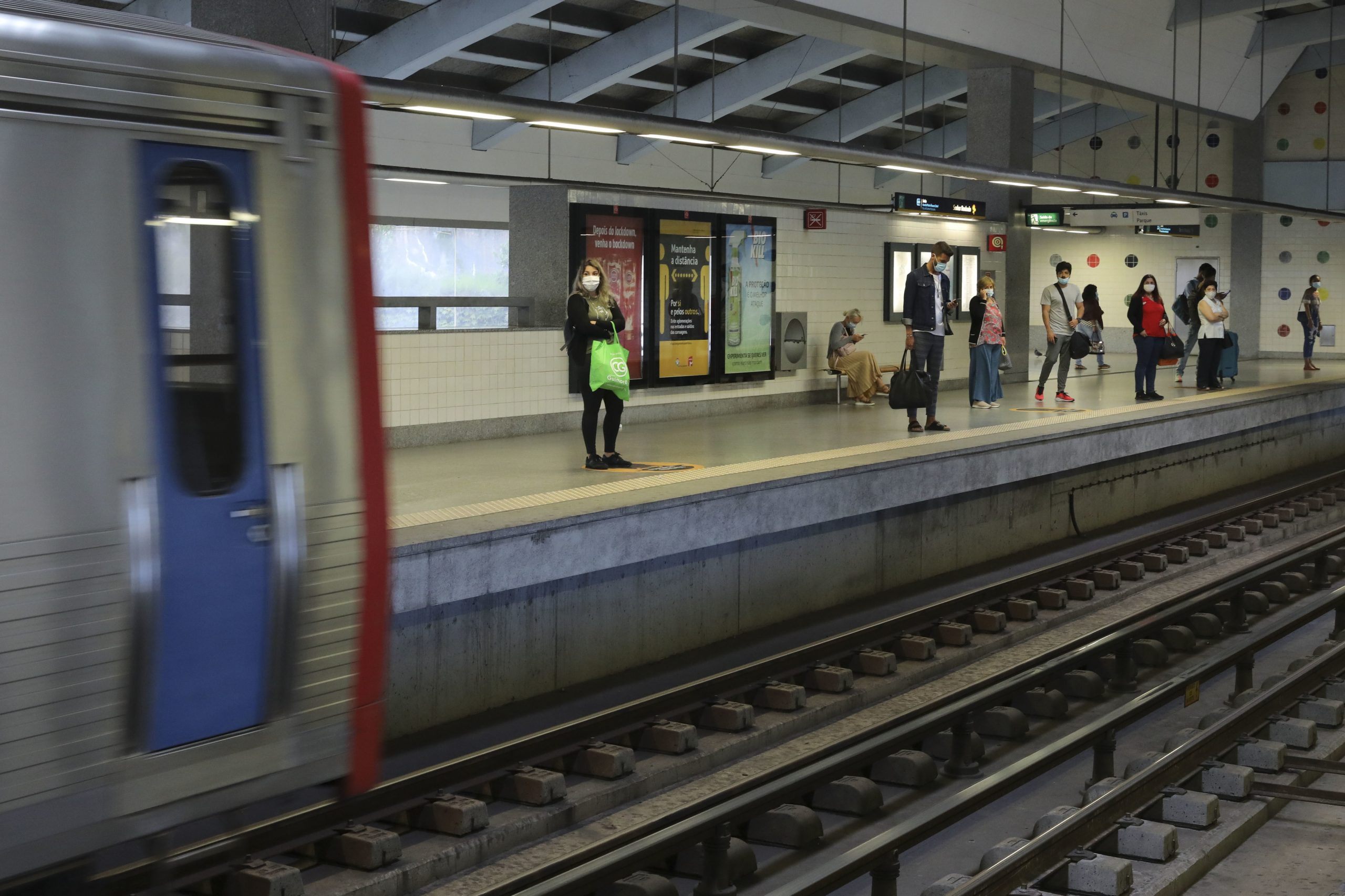 Jovem morre após ser esfaqueado na estação de metro das Laranjeiras em Lisboa