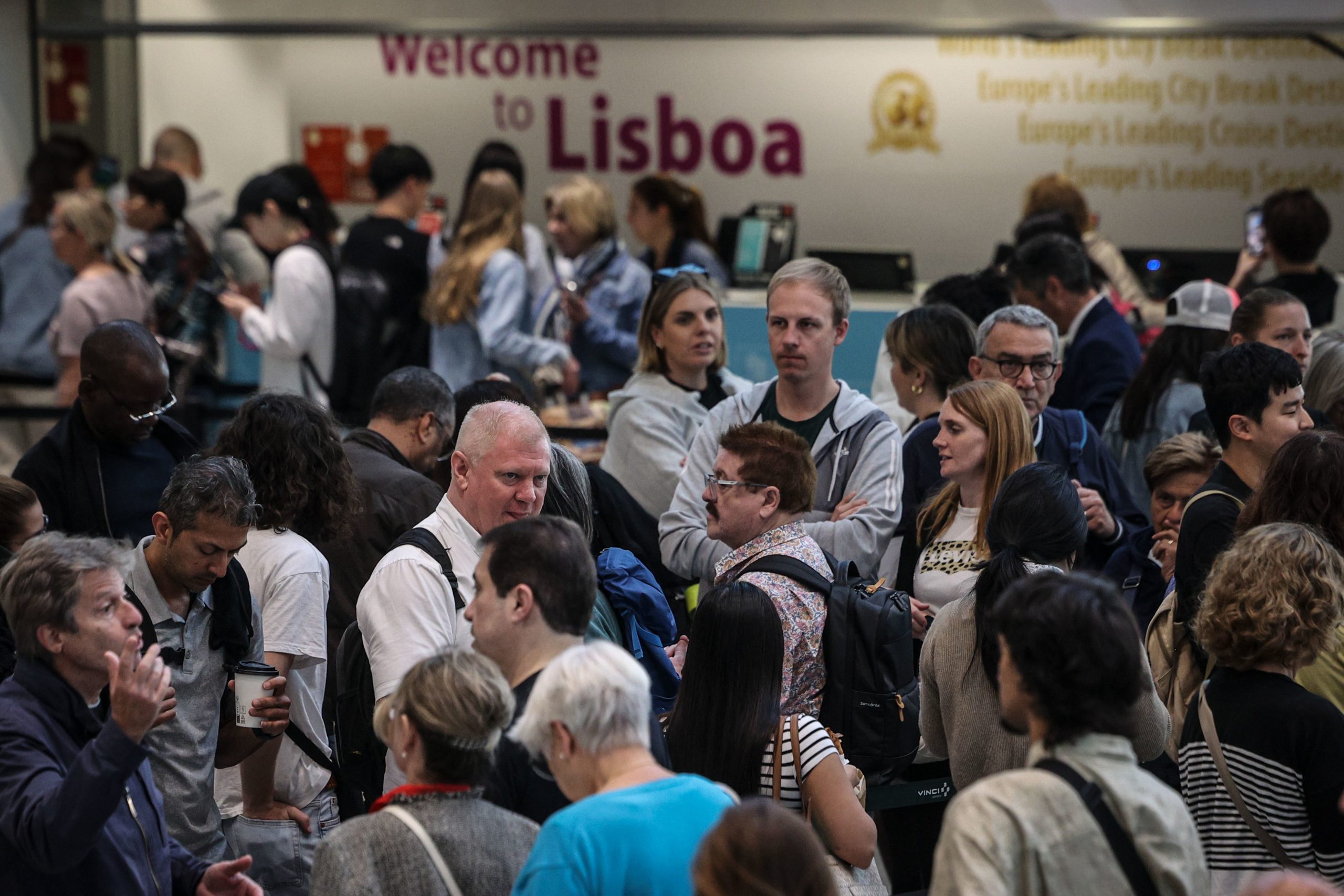 Bruxelas vai pedir “mais detalhes” a Portugal sobre suspensão do controlo de fronteiras no aeroporto de Lisboa