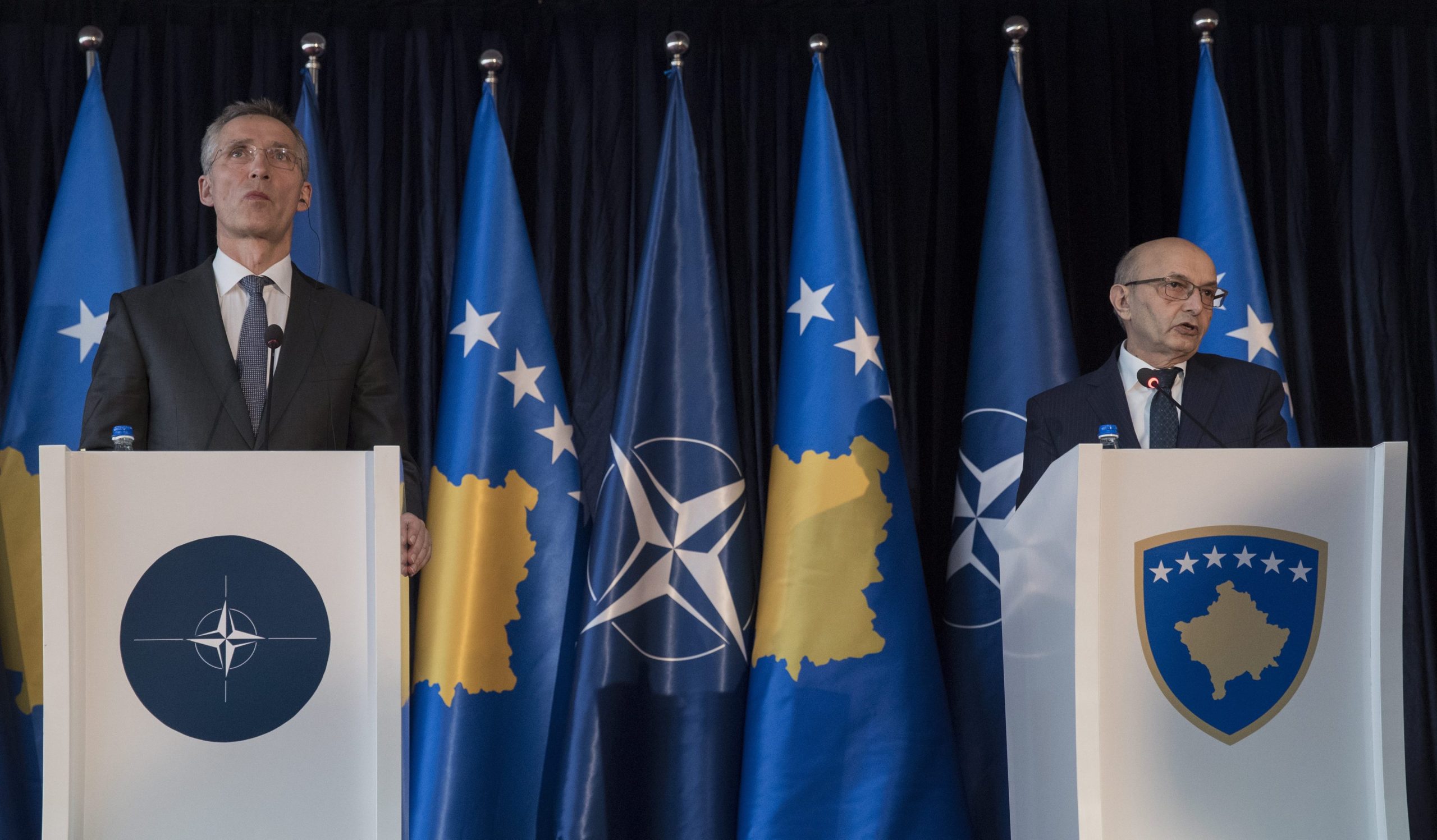Secretário-geral da NATO pede “calma” aos líderes da Sérvia e do Kosovo