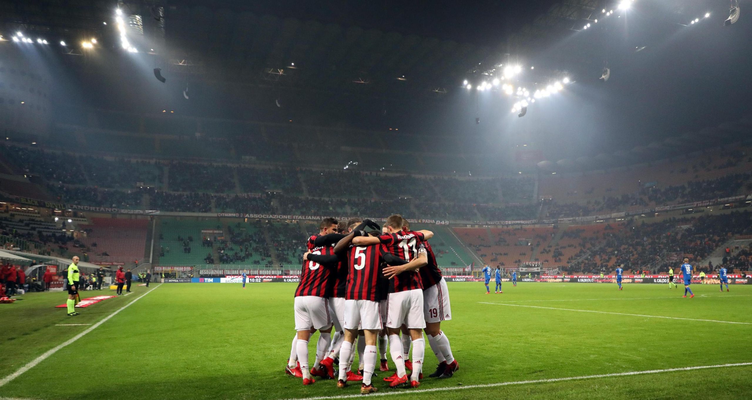 AC Milan vence e aproveita deslizes dos primeiros para diminuir diferença