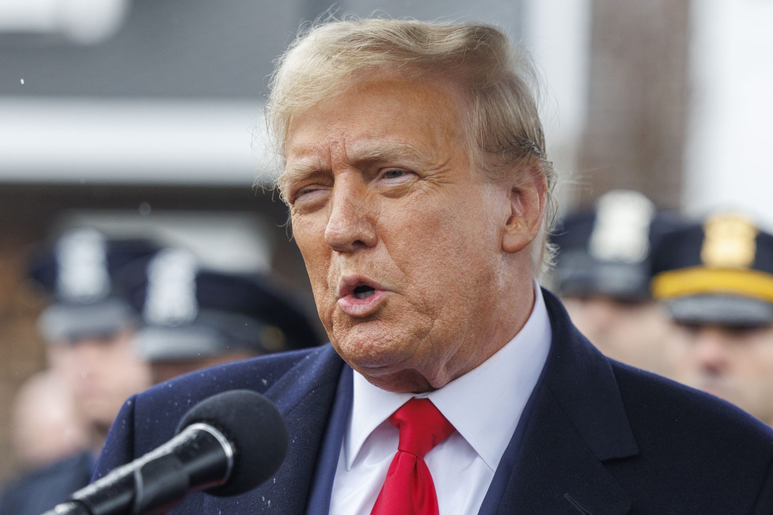 Homem incendeia-se em área de protesto junto ao julgamento de Trump