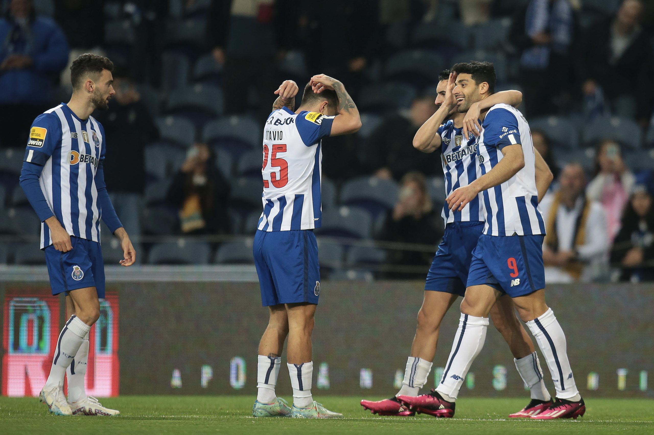 FC Porto enfrenta Estoril Praia e pressiona Benfica