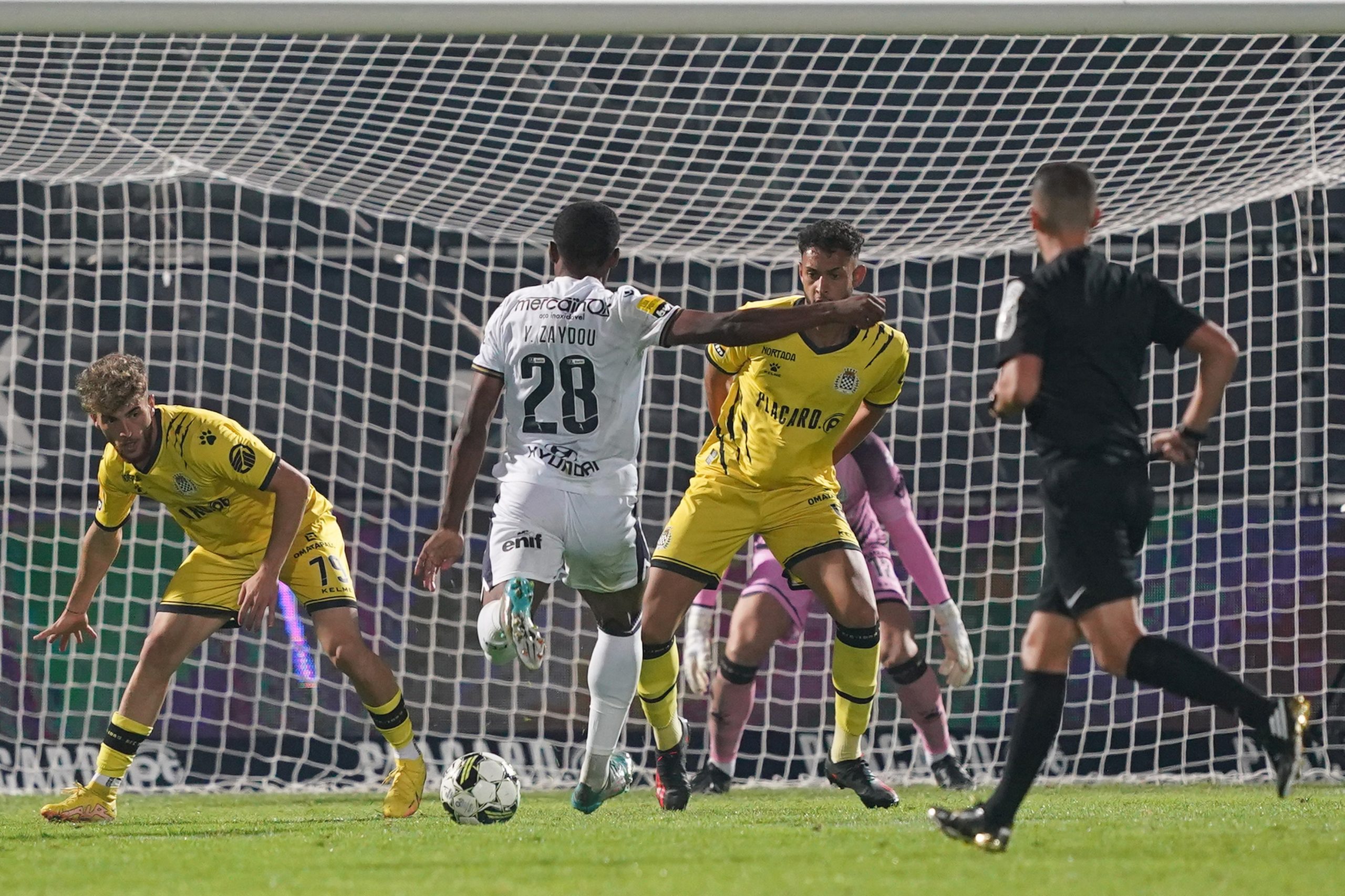Famalicão goleia ‘europeu’ Boavista e soma ao 15.º lugar da I Liga