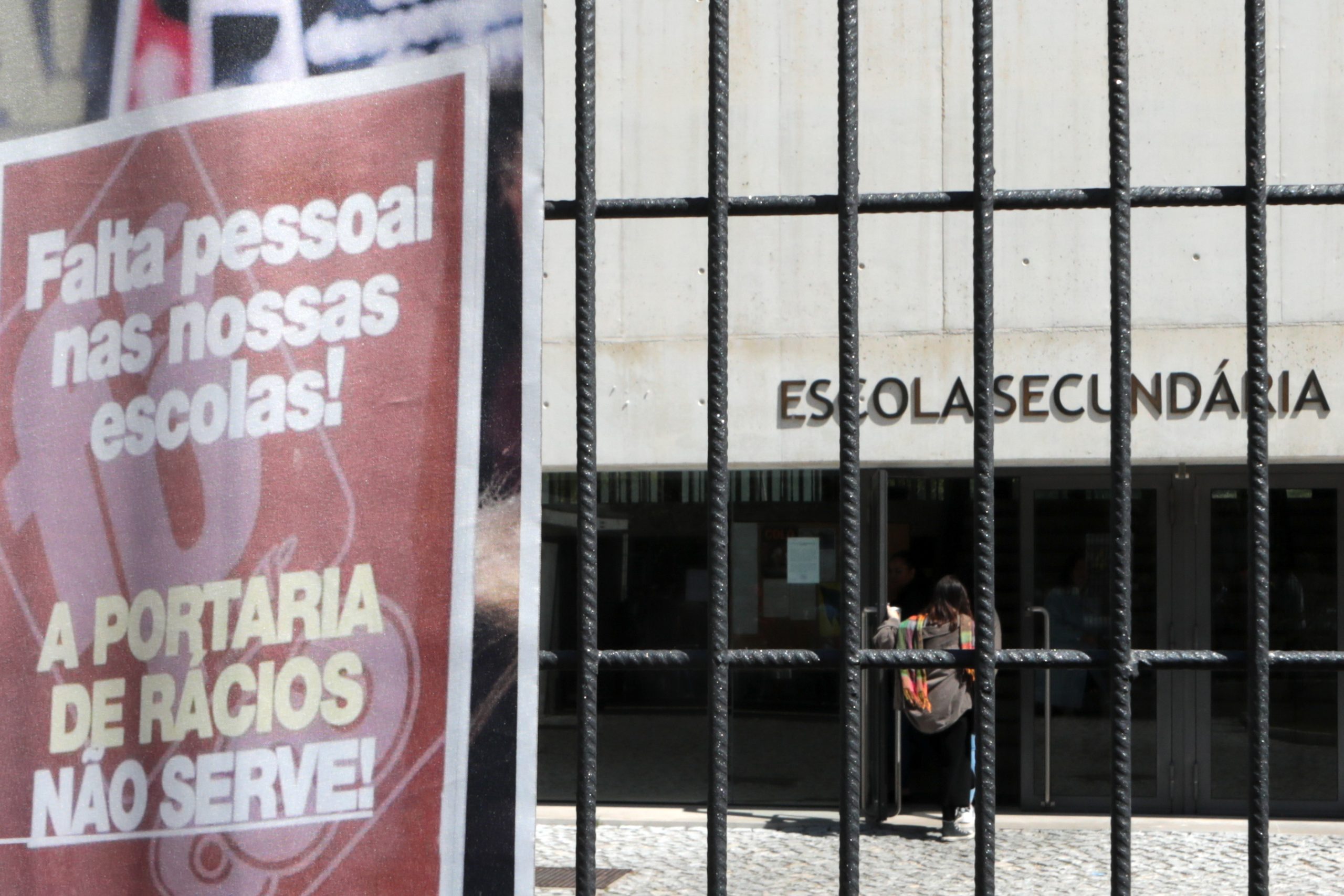 Mais de 2.000 assistentes escolares passam para a administração pública, anuncia o Governo