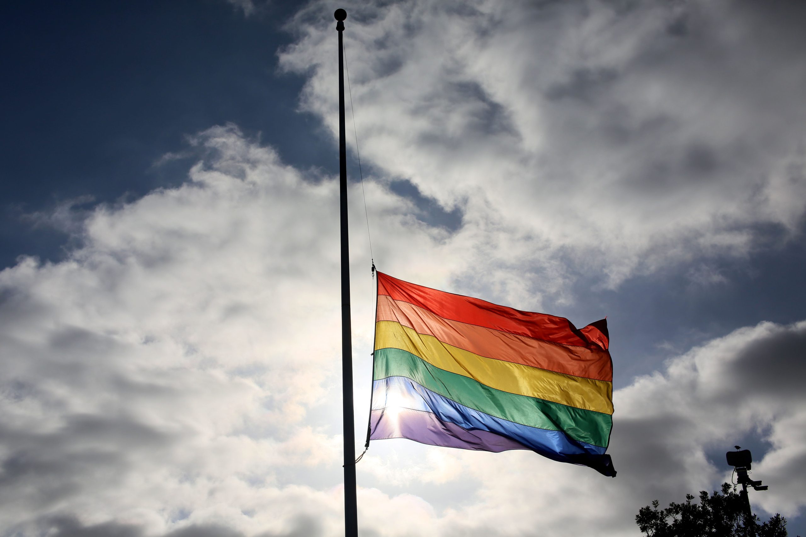 Câmara de Lisboa hasteou bandeira arco-íris contra homofobia