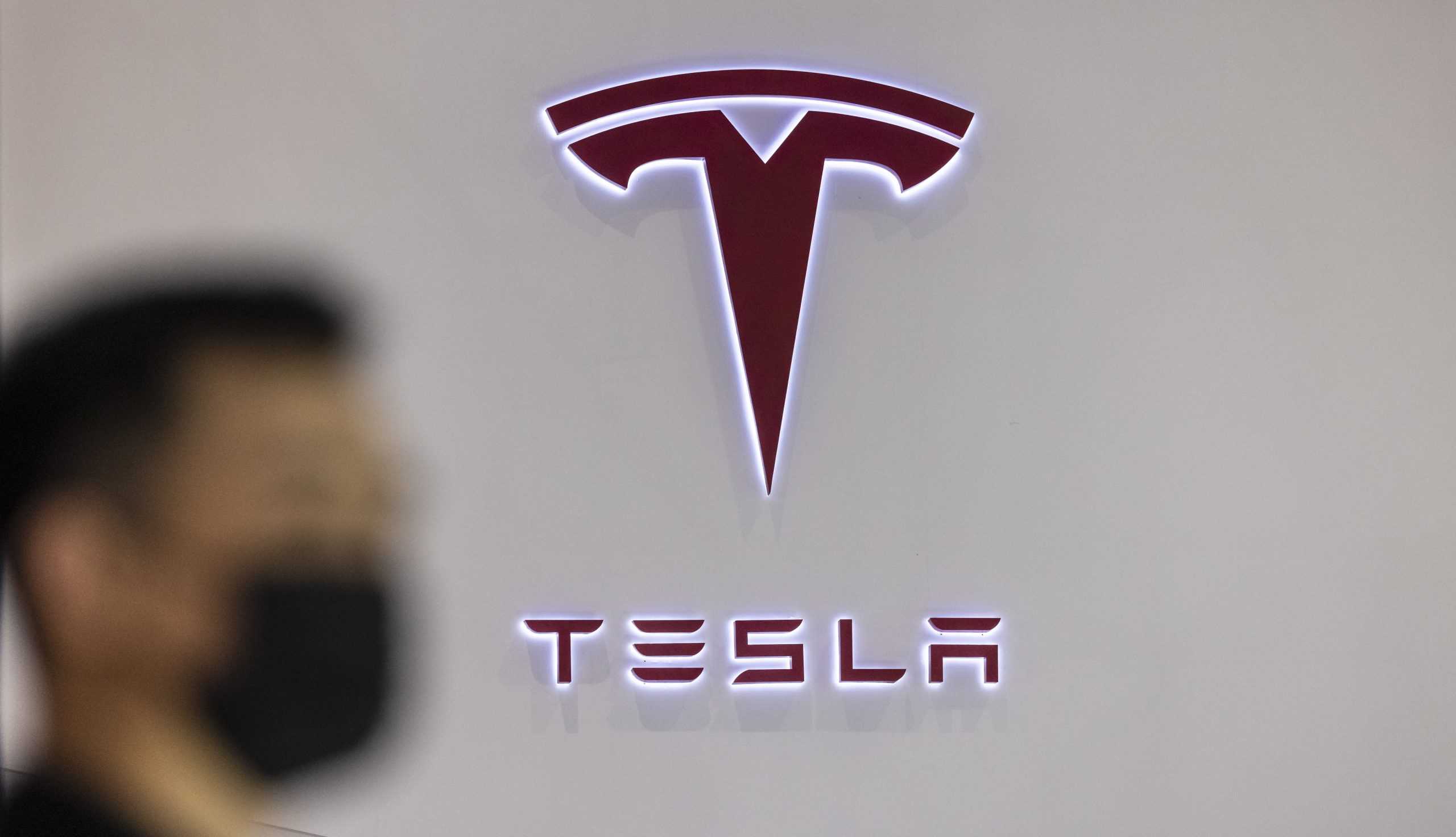 Seis funcionárias processam Tesla por assédio sexual