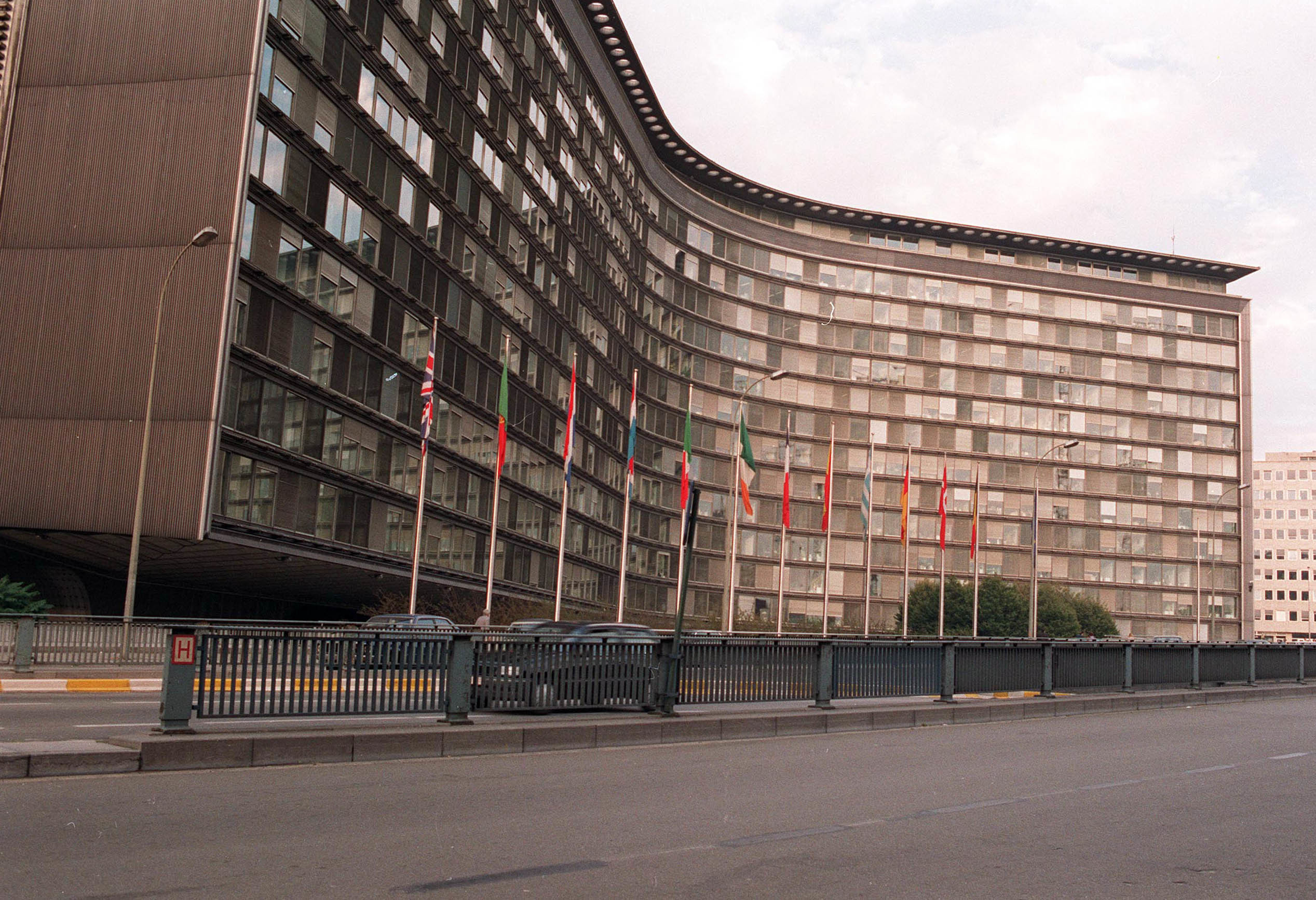 União Europeia diz à Organização Mundial do Comércio que está pronta a retaliar tarifas dos EUA para aço e alumínio