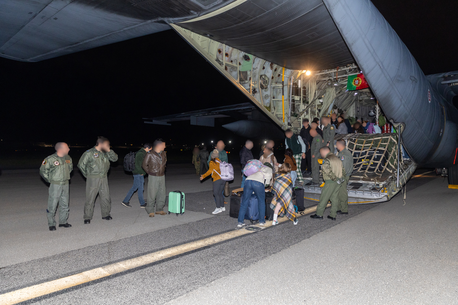 Voo militar com 54 portugueses repatriados do Médio Oriente já chegou a Lisboa