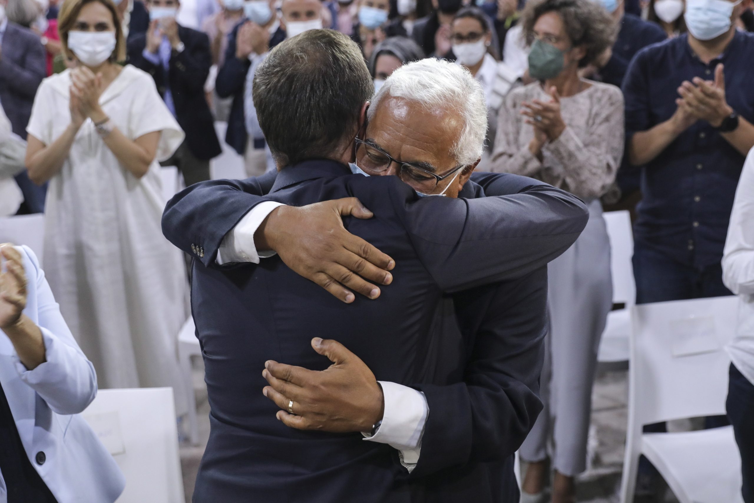 Um sismo é imprevisível, um abraço não