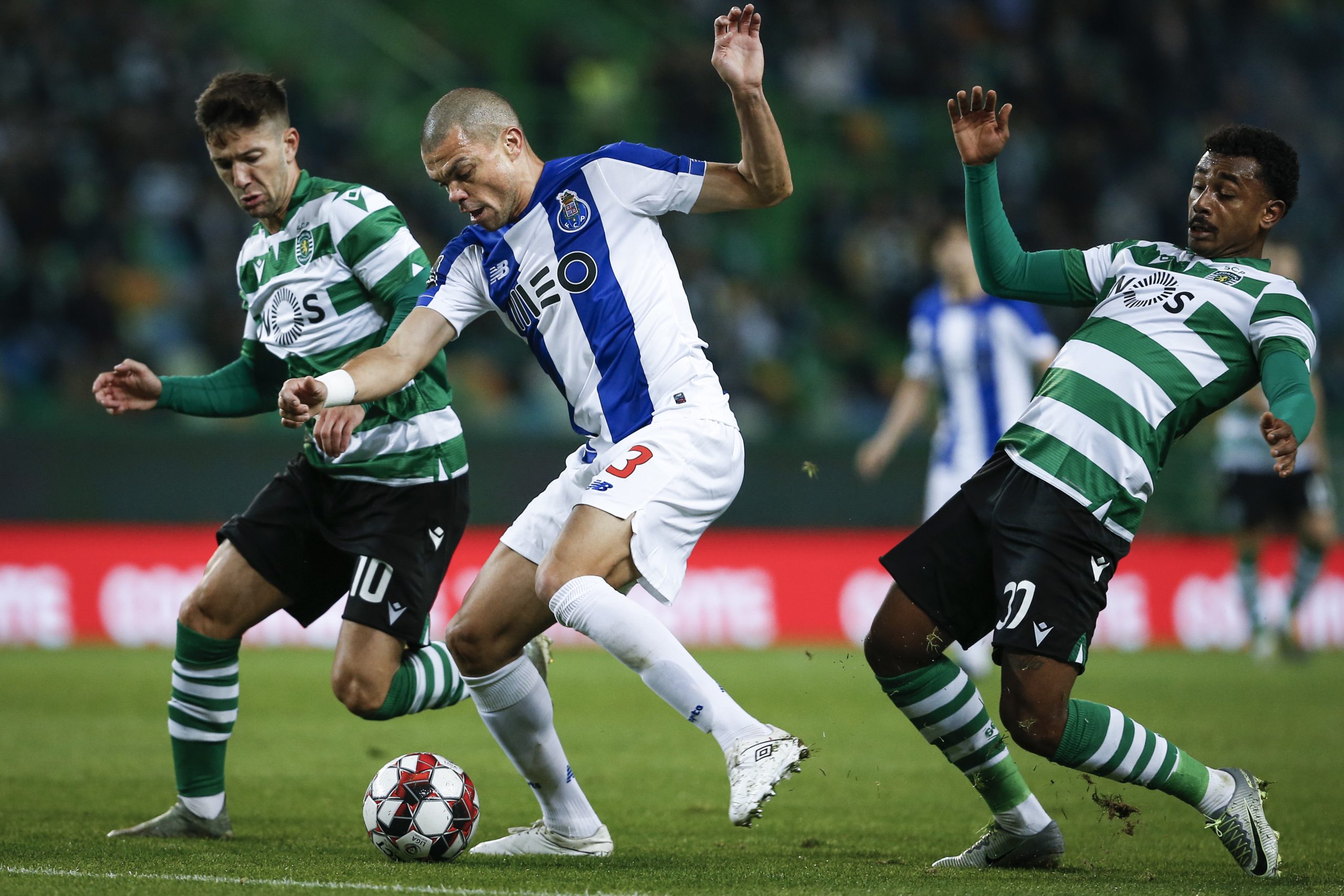 Pepe contraiu contusão na perna esquerda e falhou treino do FC Porto