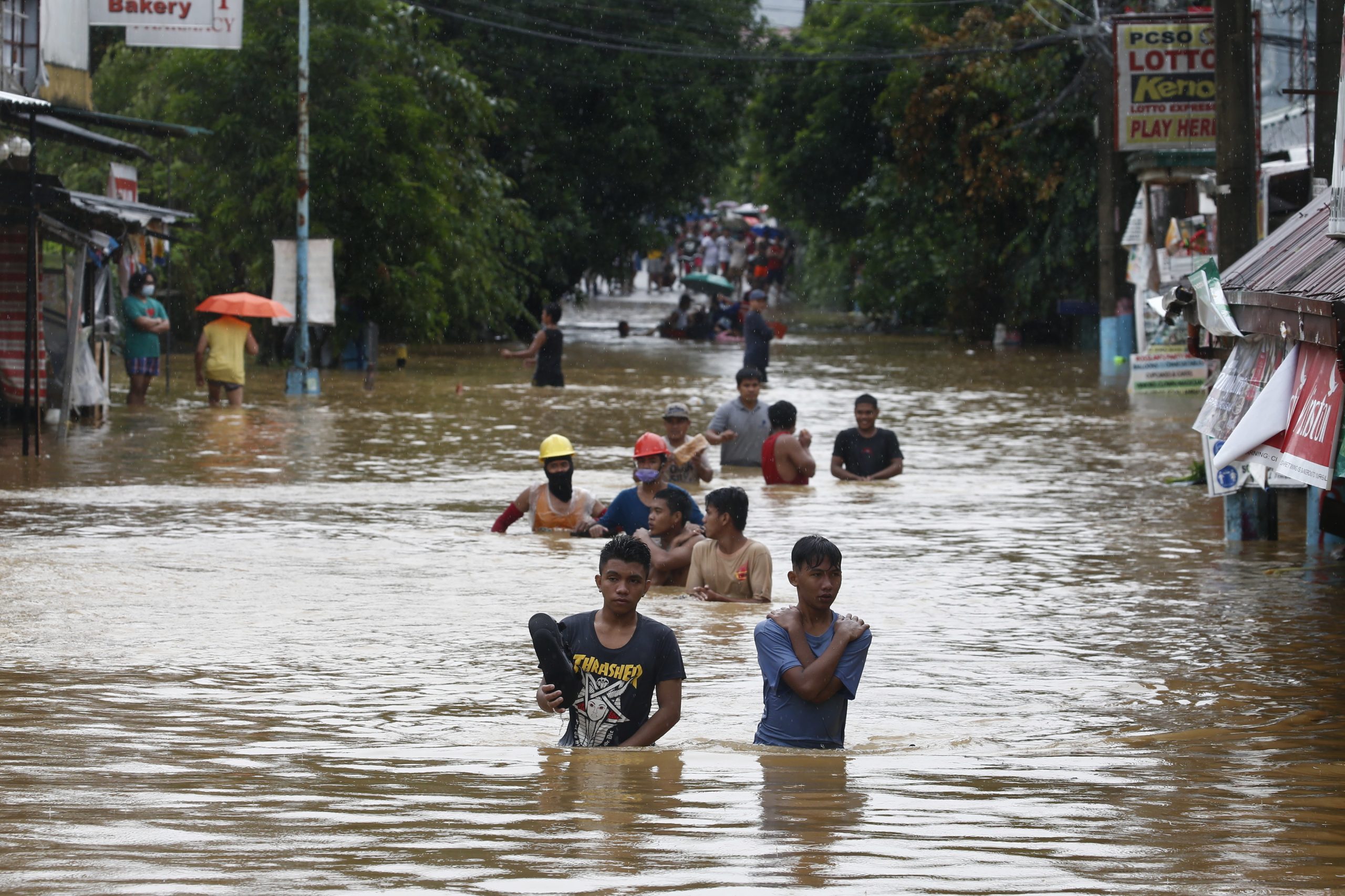 Capital das Filipinas parcialmente submersa após passagem do tufão Vamco