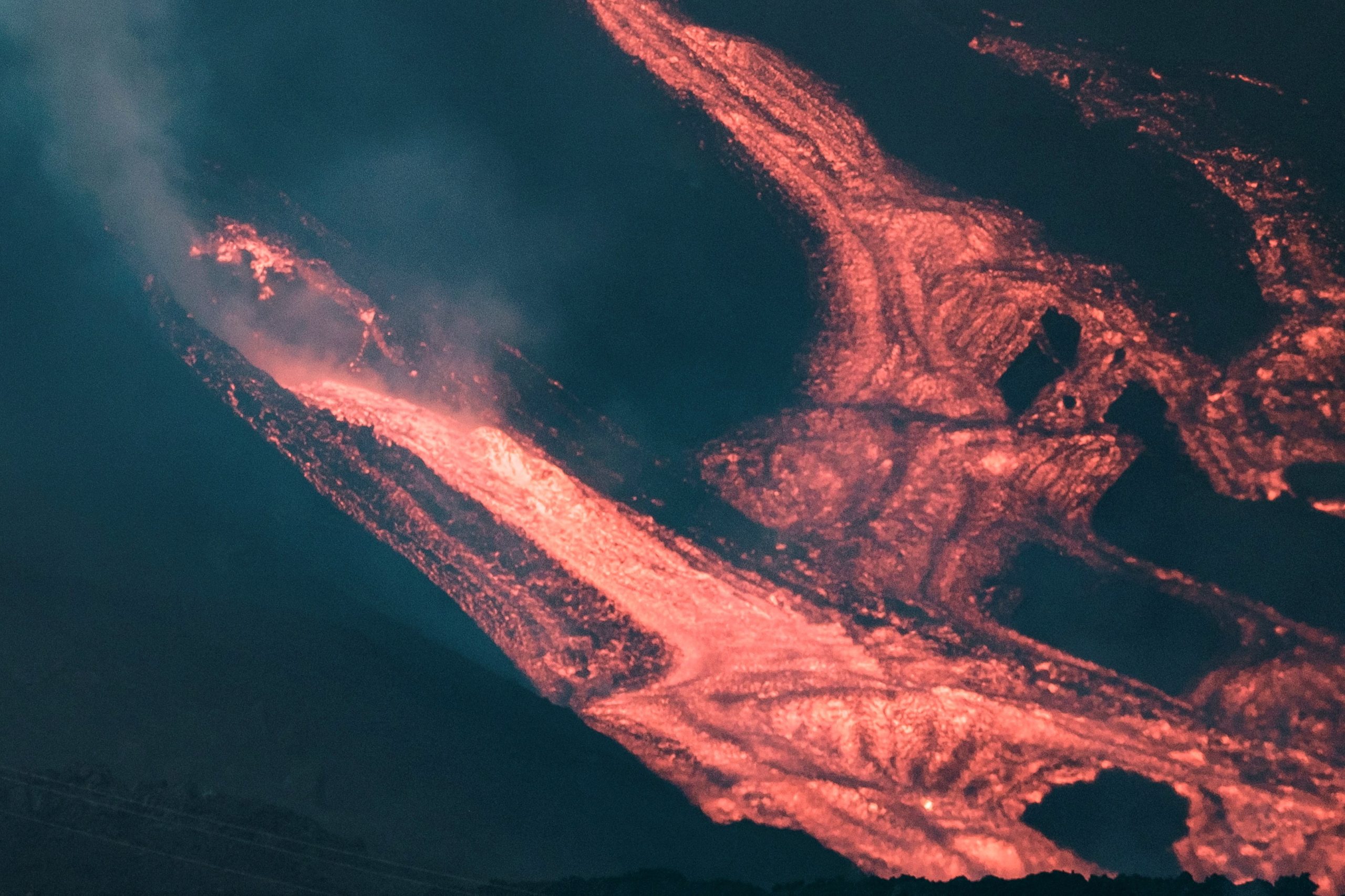 Vulcão de La Palma está “no auge da atividade”. Uma derrocada parcial do cone revelou grande fonte de lava