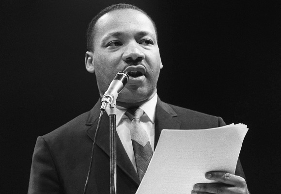 O corpo jaz, mas o sonho não. Martin Luther King em sete discursos