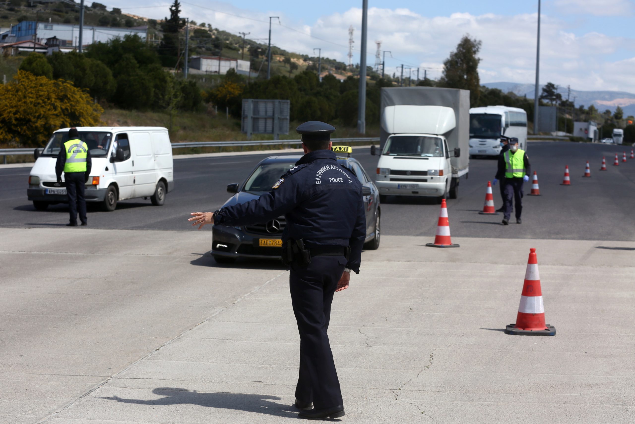 Seis pessoas mortas a tiro em cidade costeira perto de Atenas