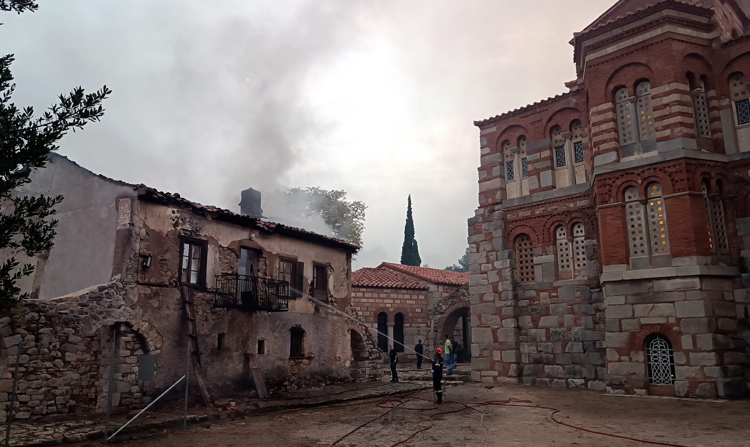 Grécia continua a lutar para travar o maior incêndio jamais registado na União Europeia