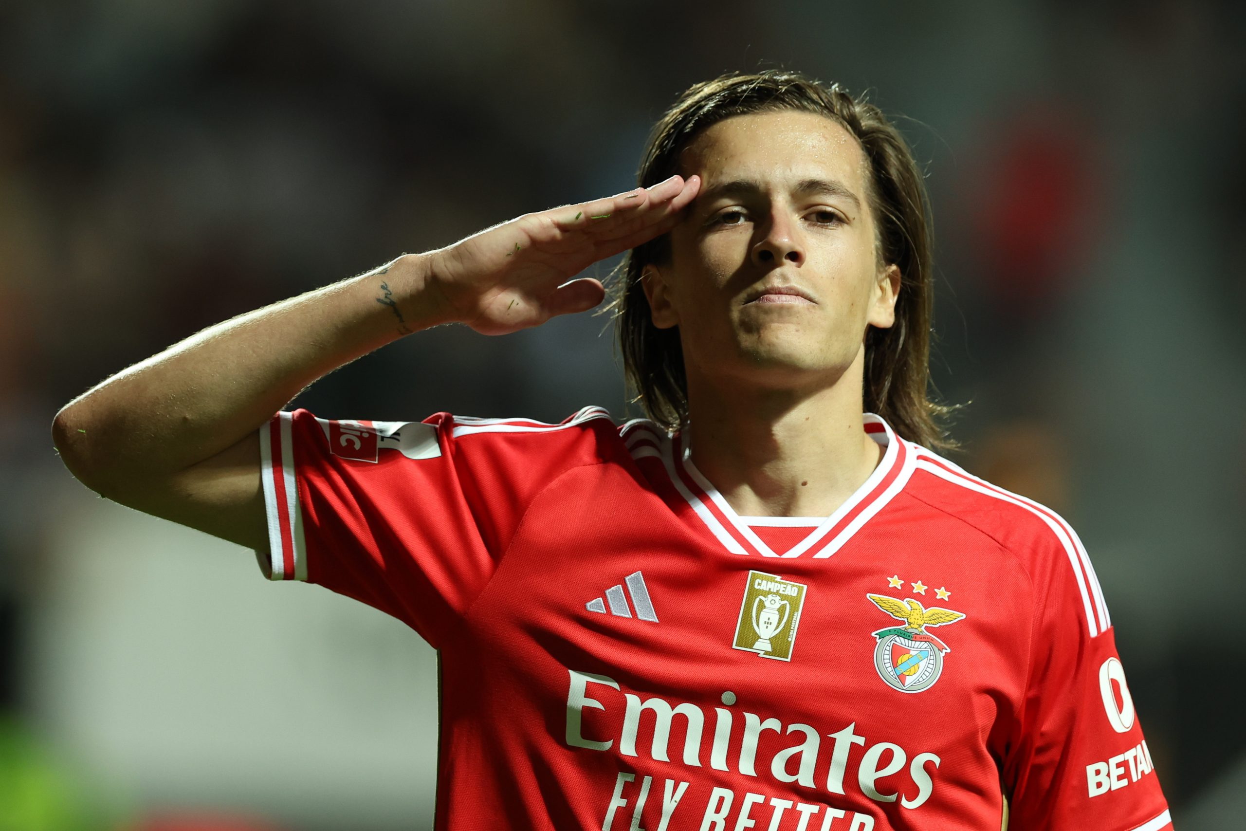 Espanhol Álvaro Carreras assina pelo Benfica até 2029