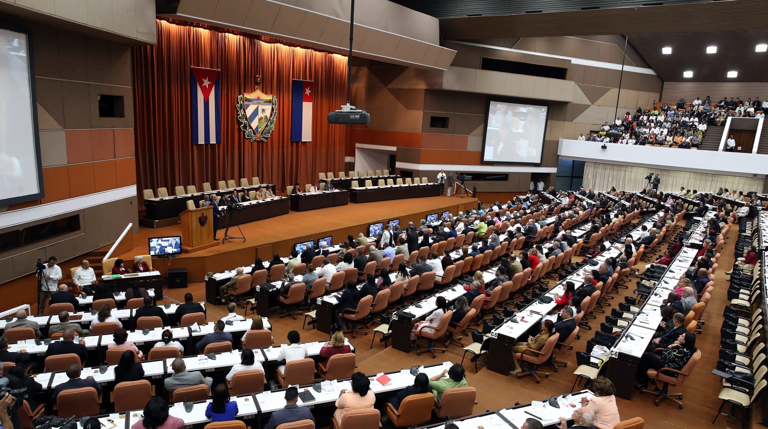 Parlamento cubano inicia debate sobre nova Constituição que elimina o “comunismo”