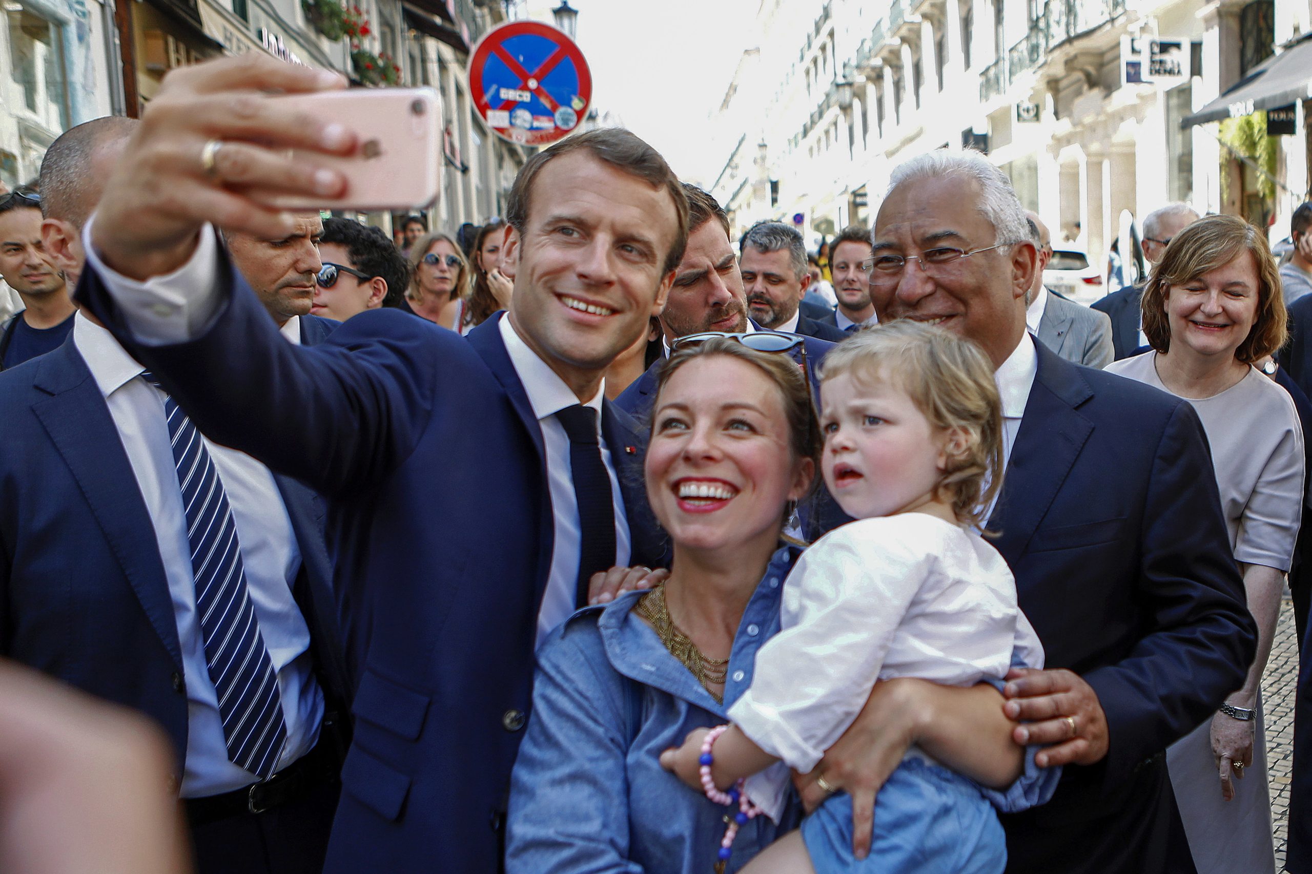 Costa e Macron em “microarruada” num Chiado cada vez mais francófono