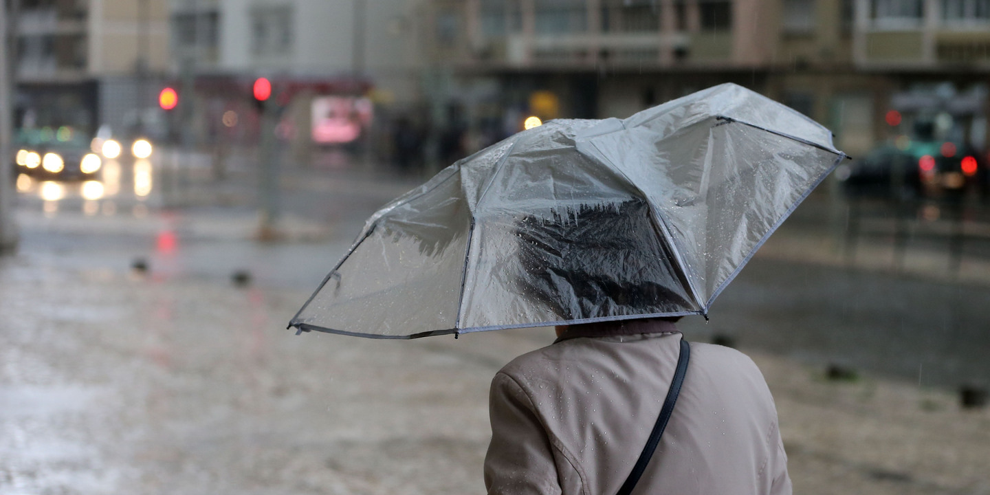 Mau tempo já chegou a Portugal. Chuva intensa e granizo causam inundações e quedas de árvore em Vila Real