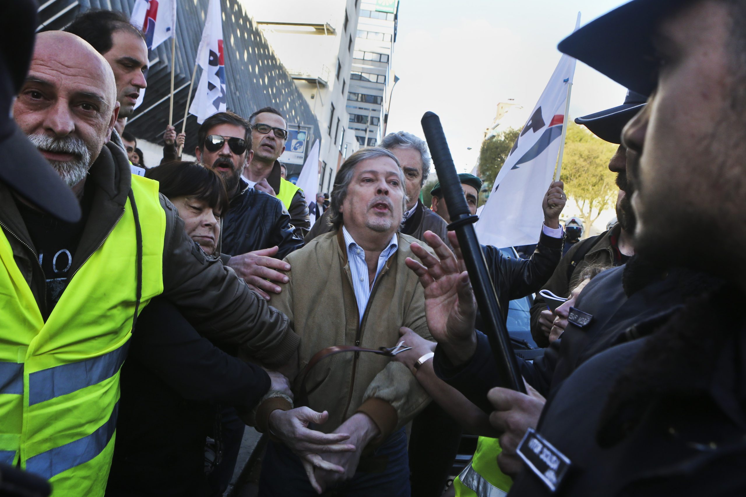 Apoiantes do PNR desmobilizam após protesto tenso frente a faculdade em Lisboa