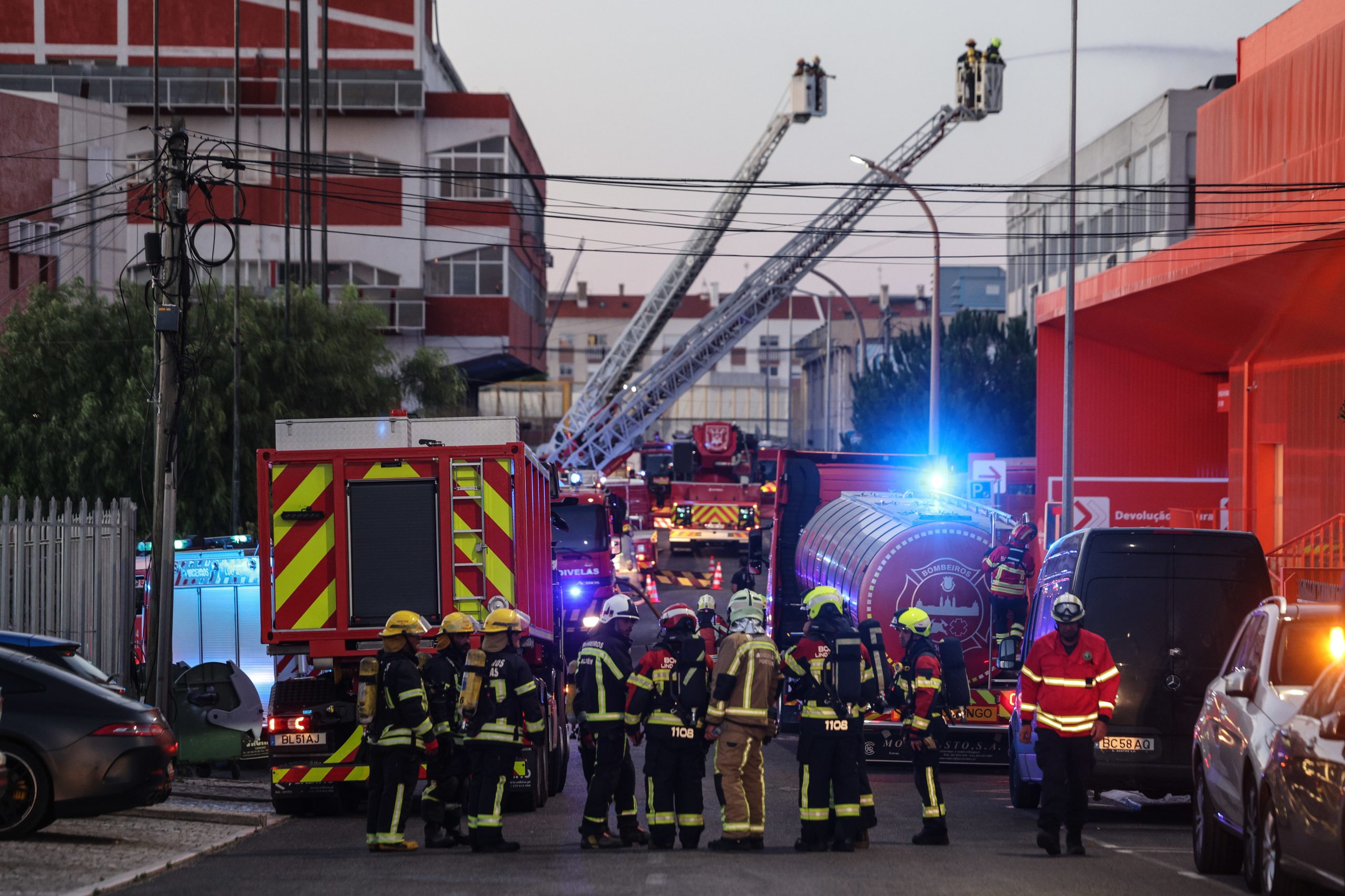 PJ investiga origem do incêndio que destruiu mais de 200 carros no Prior Velho em Lisboa
