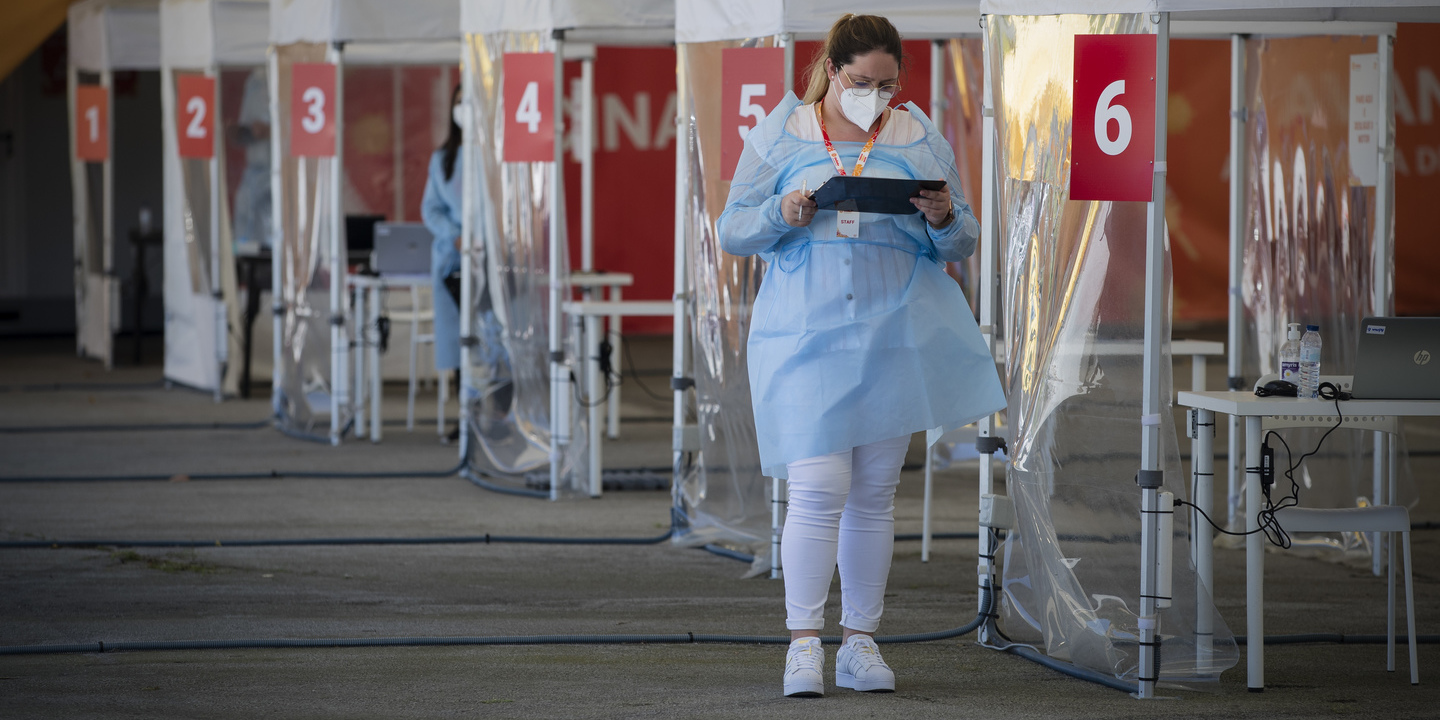 Covid-19: Médicos de saúde pública defendem terceira dose para idosos em simultâneo com a vacina da gripe