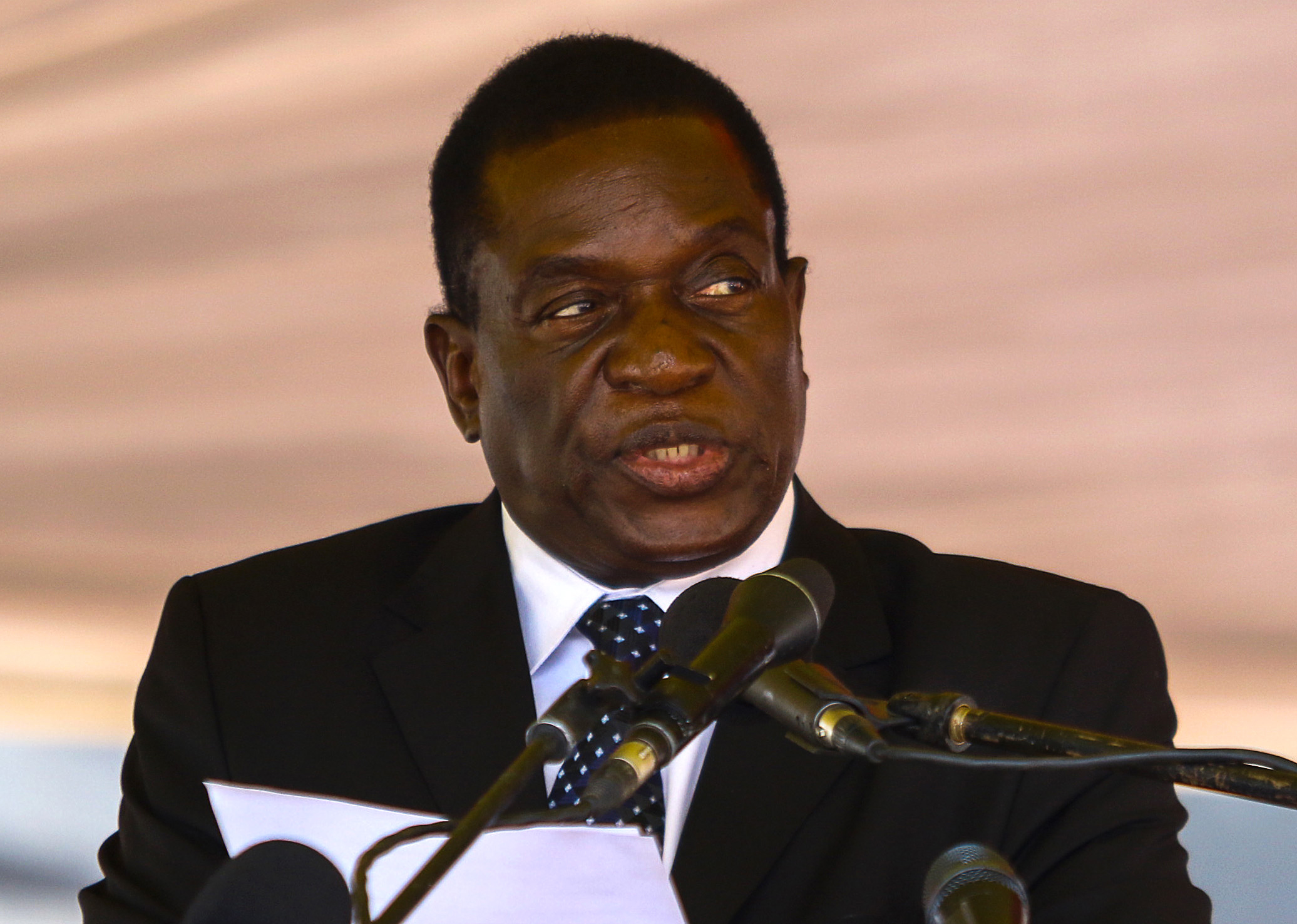 Zimbabué. Partido no poder afasta Mugabe e nomeia Emmerson Mnangagwa