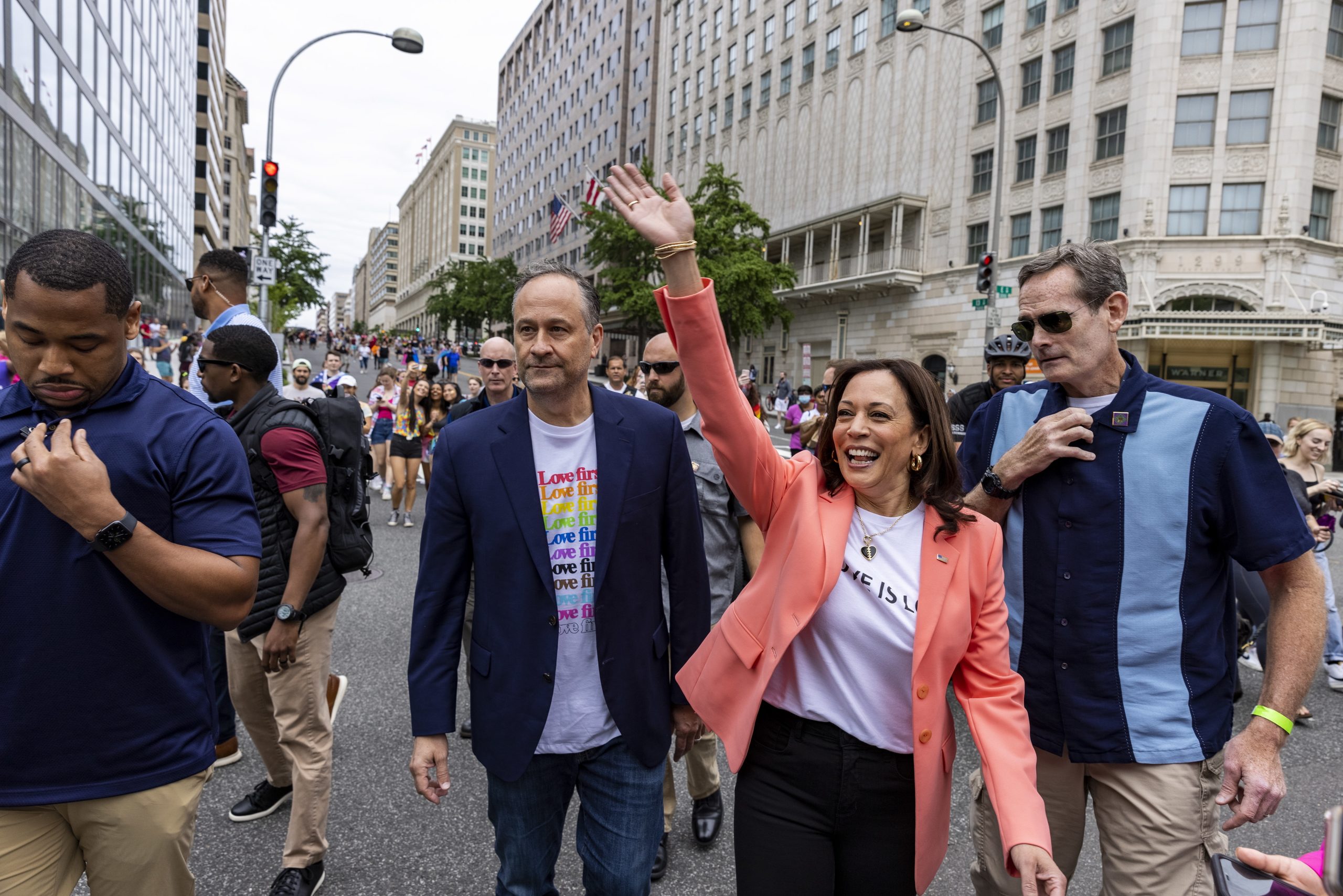 Kamala Harris junta-se a marcha pelo orgulho LGBTQ+ em Washington