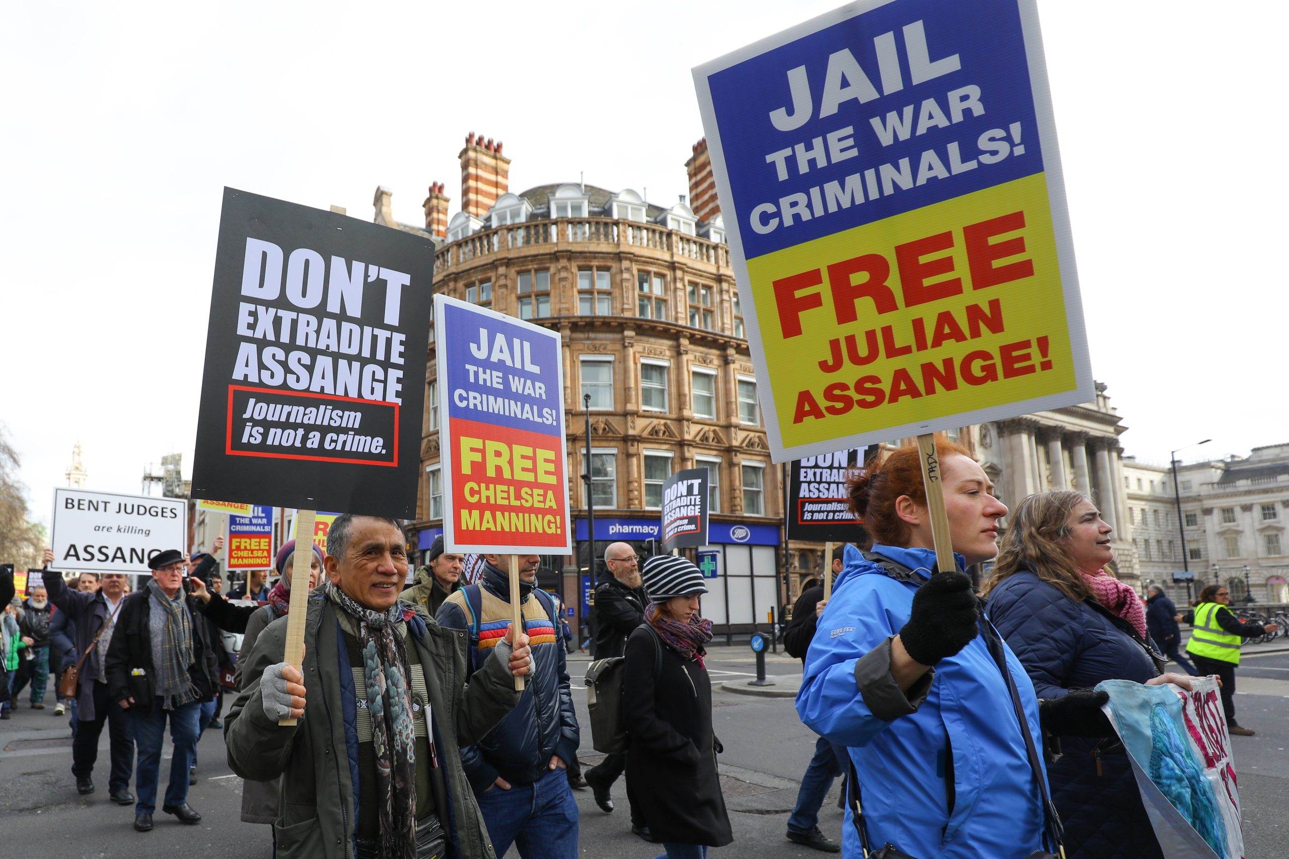 Centenas de pessoas manifestam-se em Londres contra extradição de Julian Assange