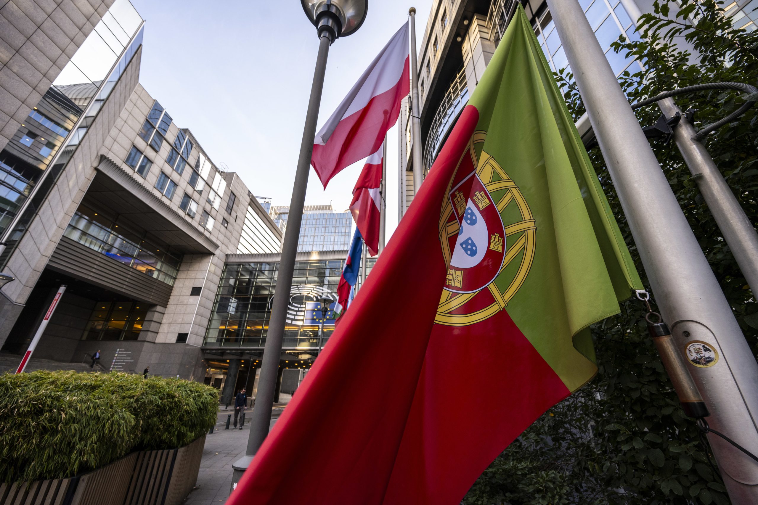 Elevador da Glória: Bandeiras europeia e portuguesa a meio mastro em frente aos edifícios do PE