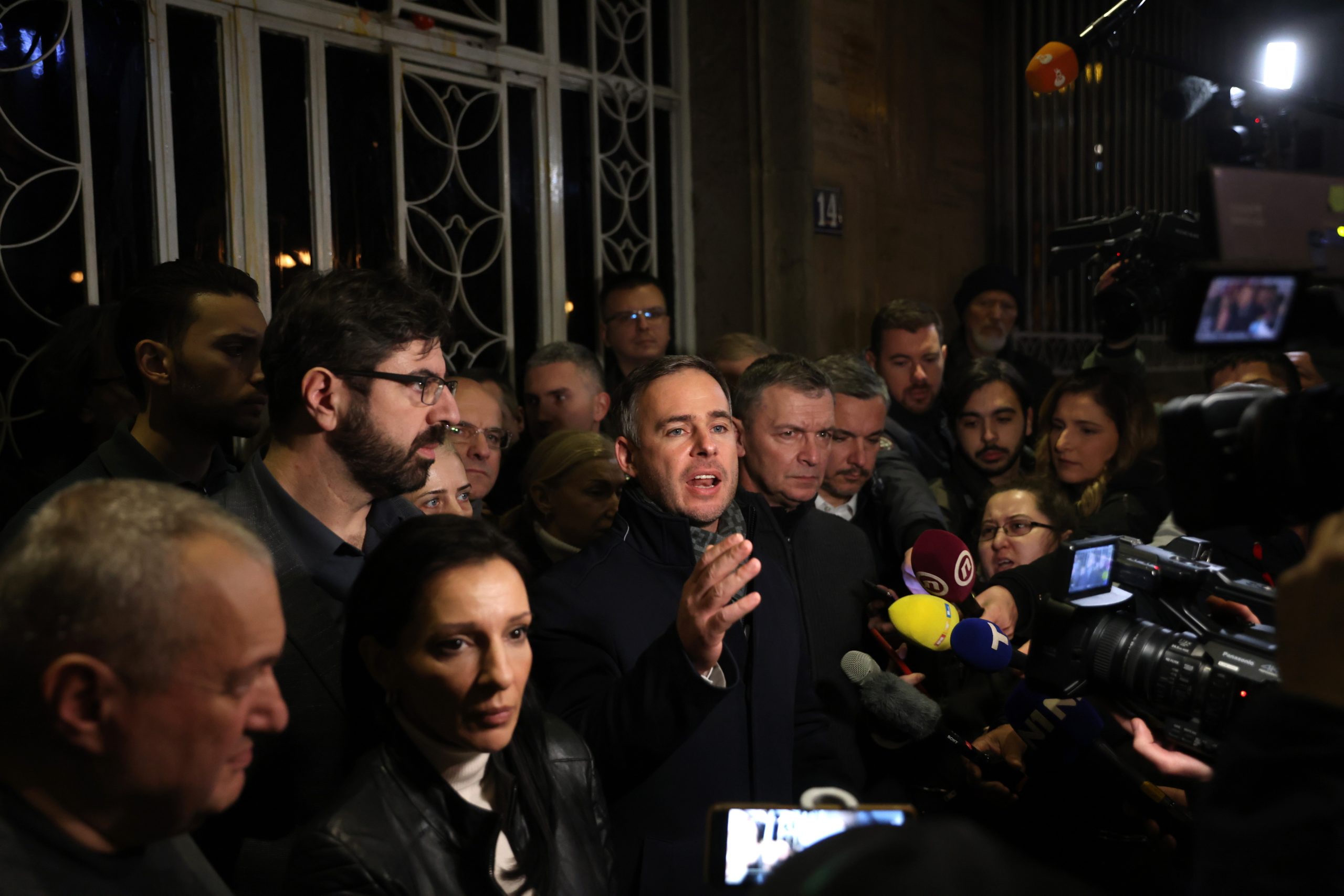 Oposição sérvia convoca manifestação em Belgrado contra resultados eleitorais