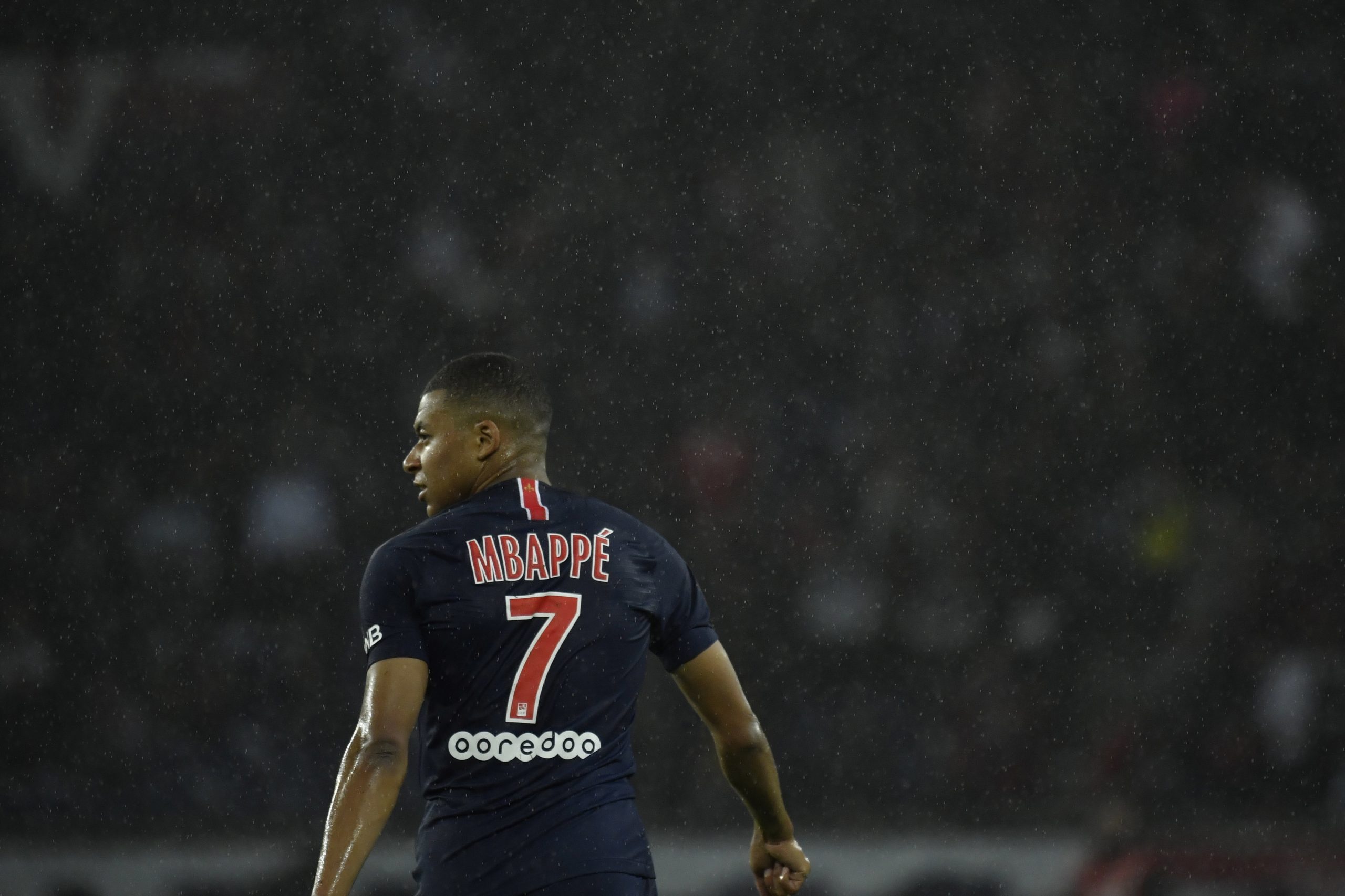 Mbappé vai estar ausente quatro semanas por lesão