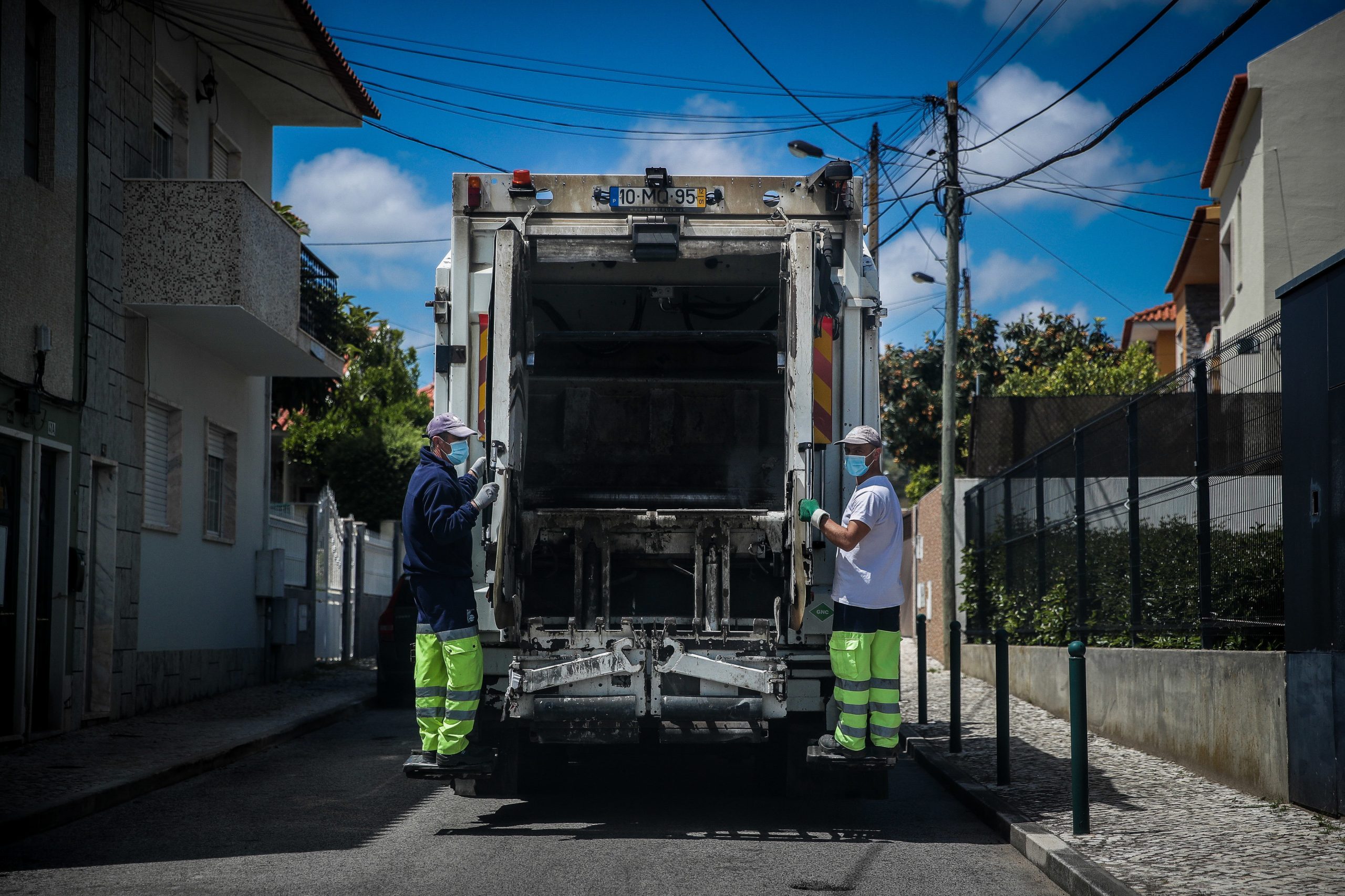 PAN quer lei para impedir supermercados de deitarem para o lixo alimentos em condições