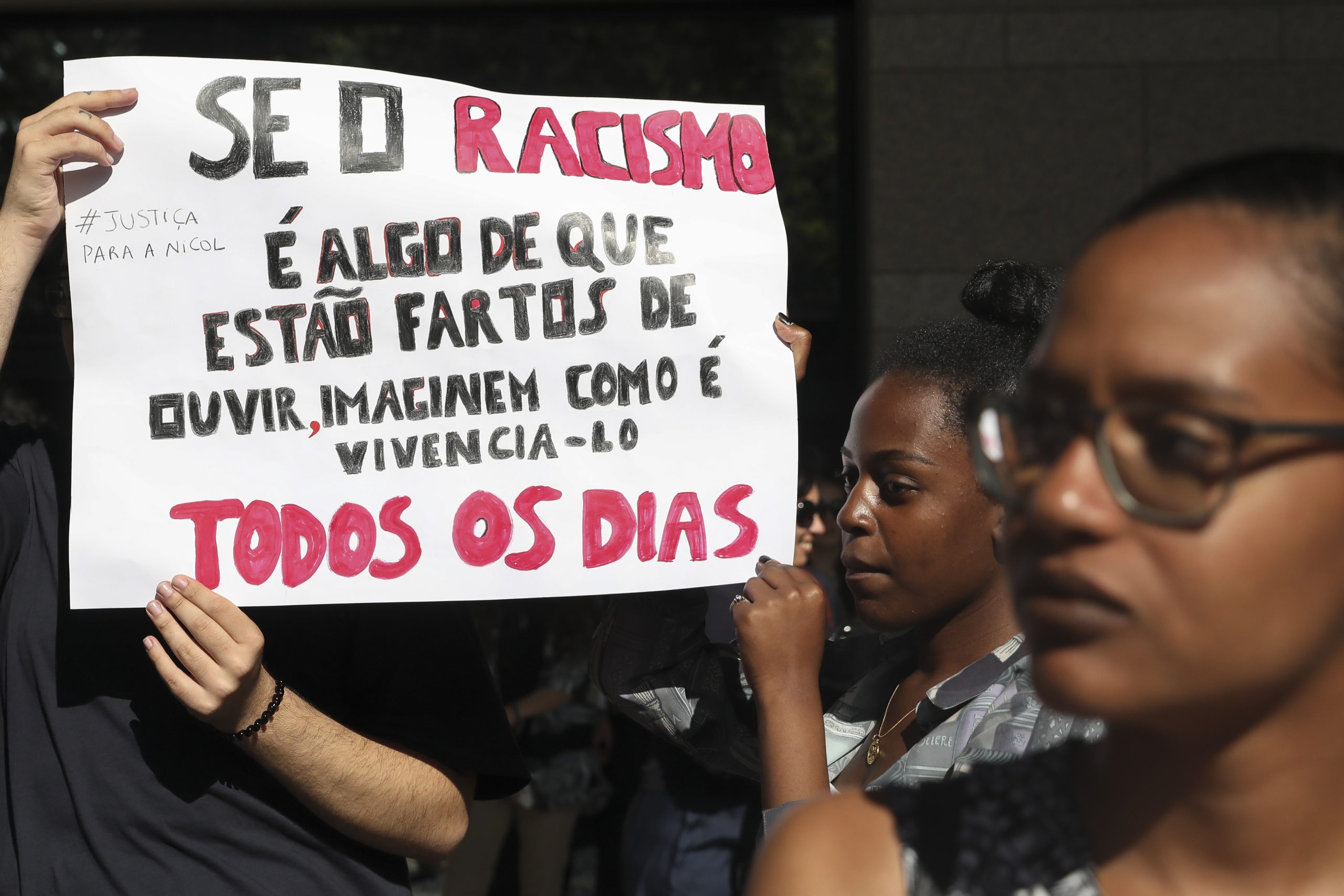 Porto. Dezenas de pessoas concentraram-se frente à STCP para dizer “basta” ao racismo
