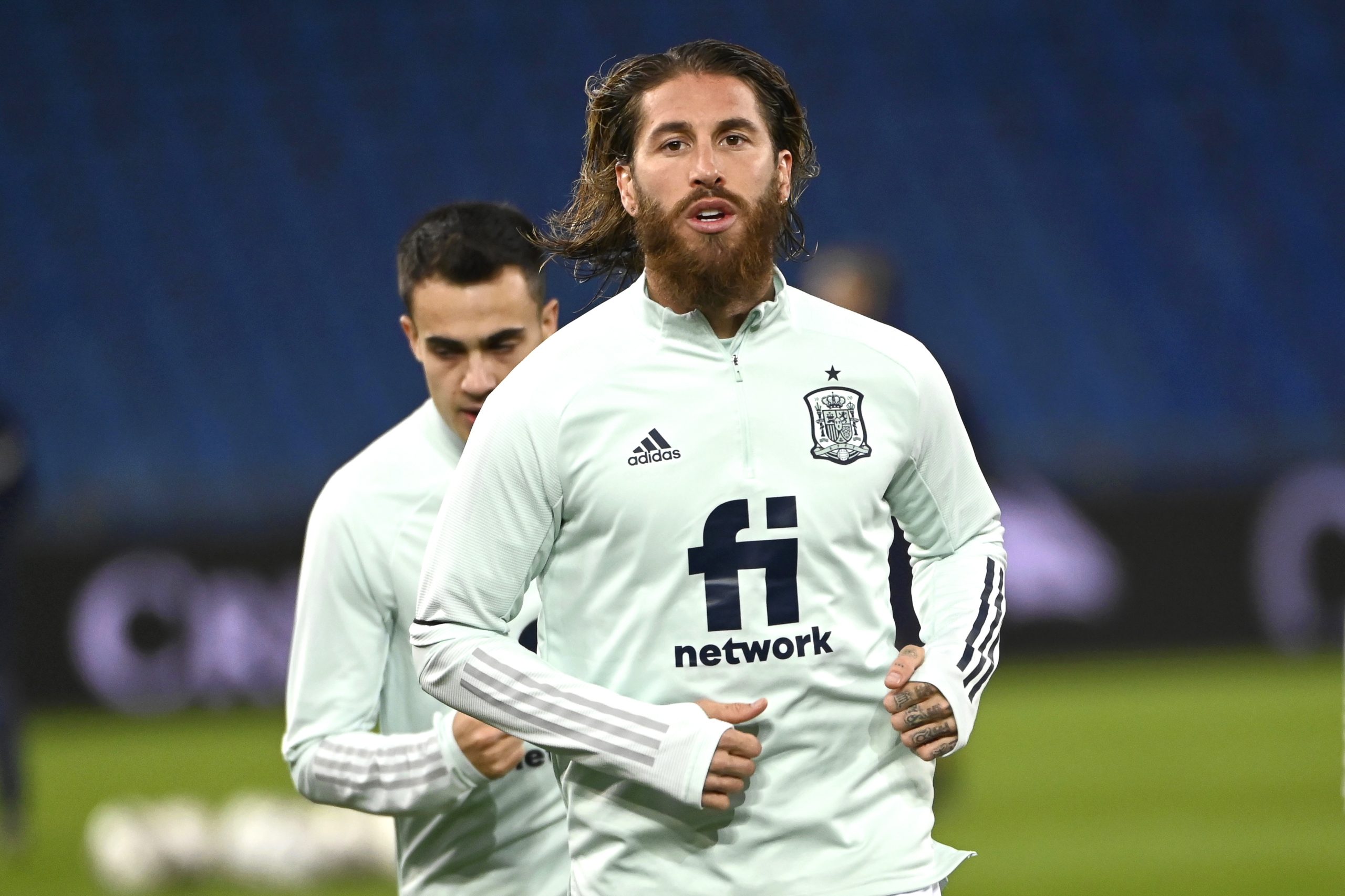 Sergio Ramos vai ser operado ao menisco e tem ‘baixa’ para seis semanas