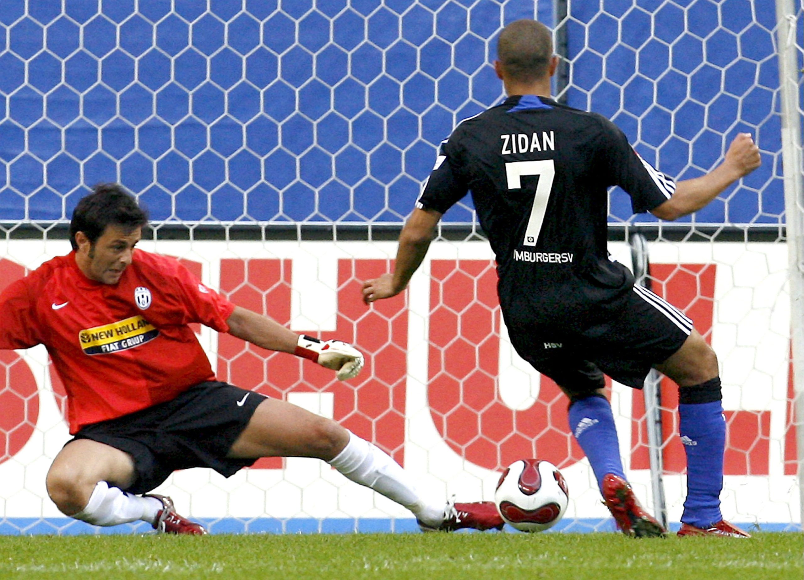 Mohamed Zidan num frente-a-frente com o guarda-redes Emanuele Belardi, da Juventus (2007)