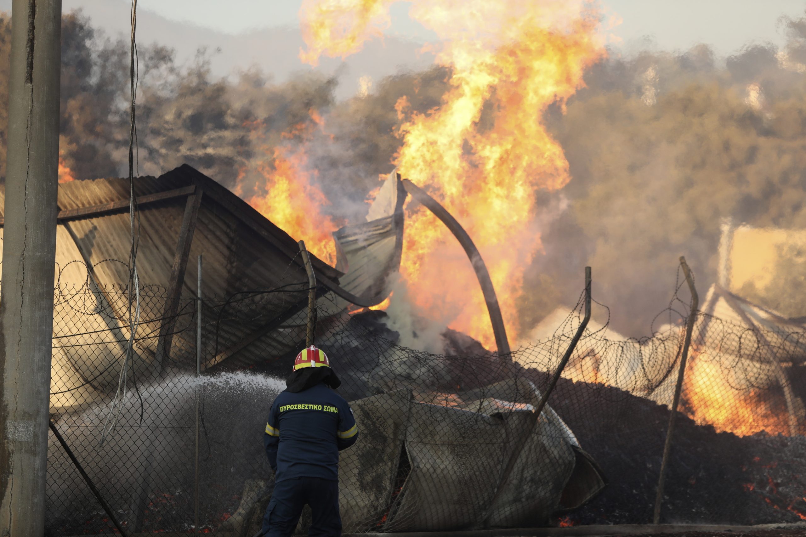 Atenas: quarto dia de combate a incêndio