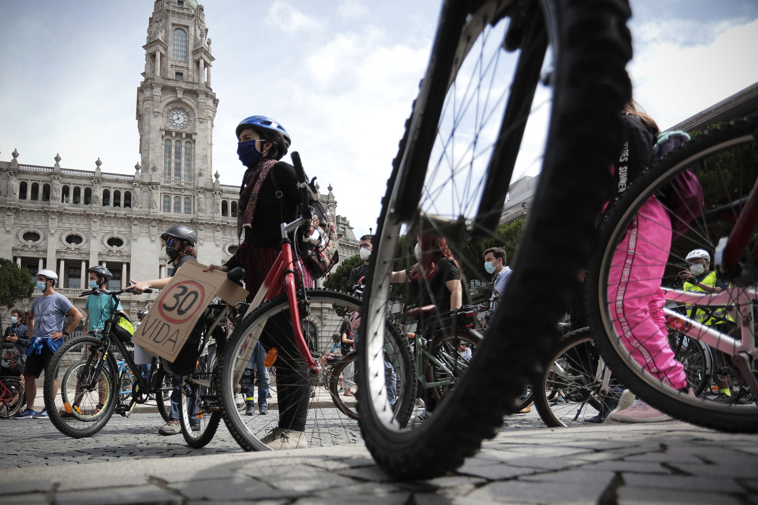 “Antes que morra mais alguém”. Cerca de 100 ciclistas em vigília no Porto contra mortes por atropelamento