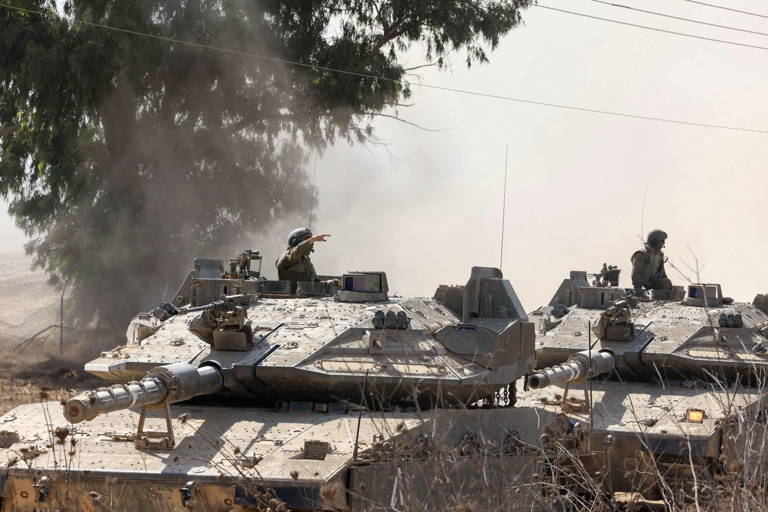 Forças blindadas israelitas concentradas perto da Faixa de Gaza
