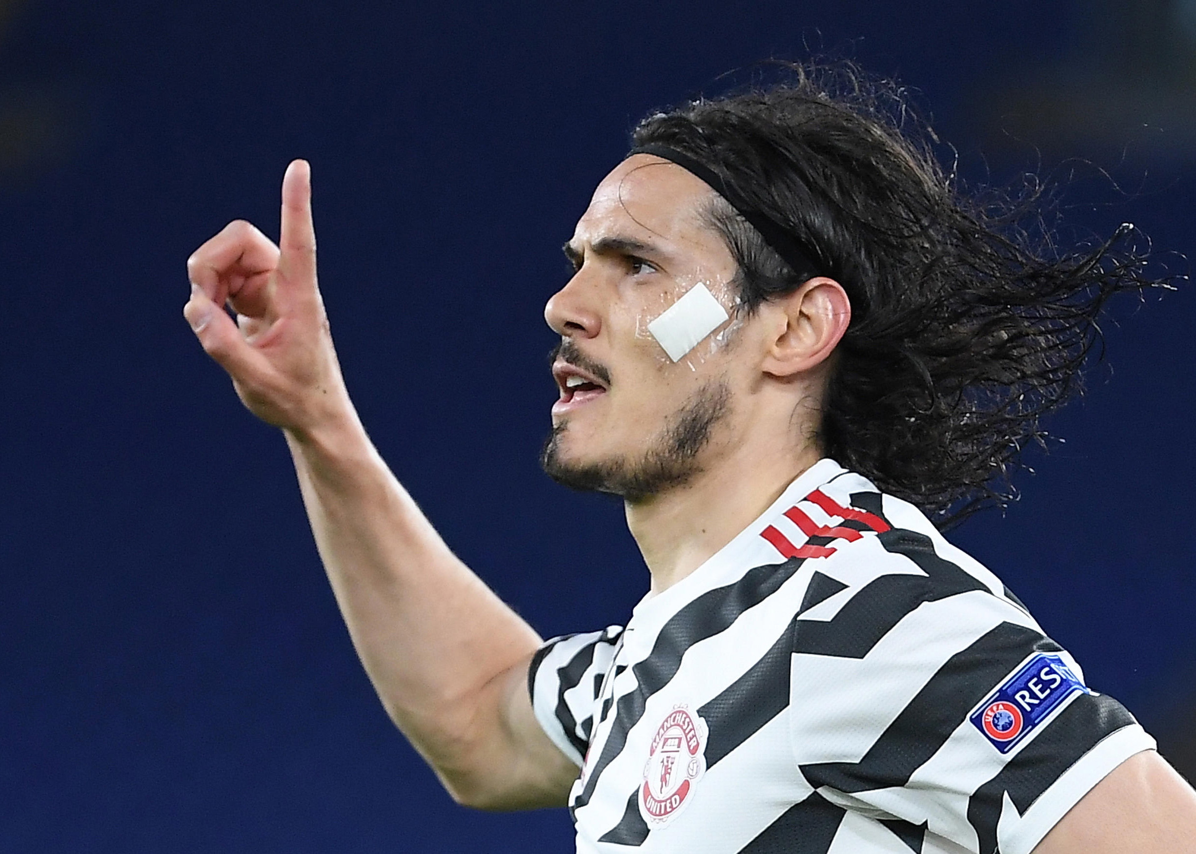 Edinson Cavani renova por uma temporada com o Man United