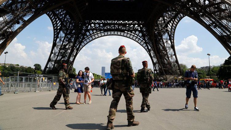 Emmanuel Macron quer prolongar estado de emergência devido à ameaça terrorista