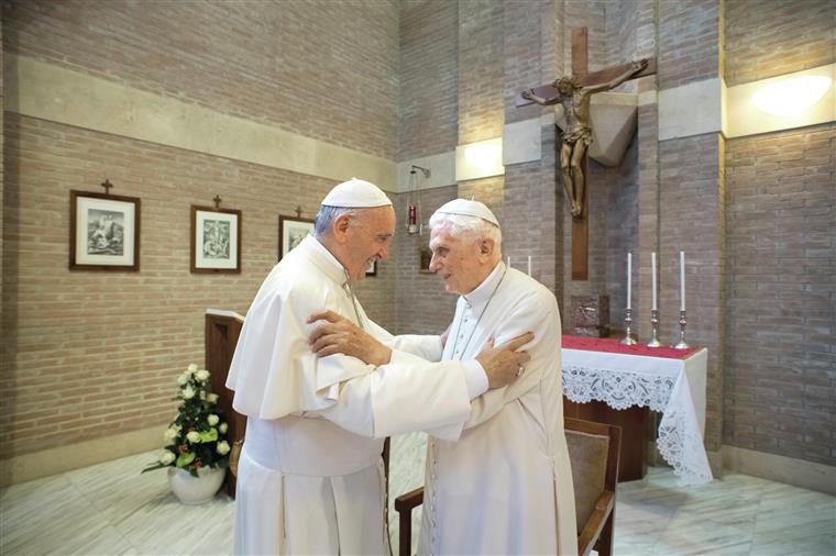 Vaticano: Livro sobre celibato dos padres reforça divisões na Igreja Católica