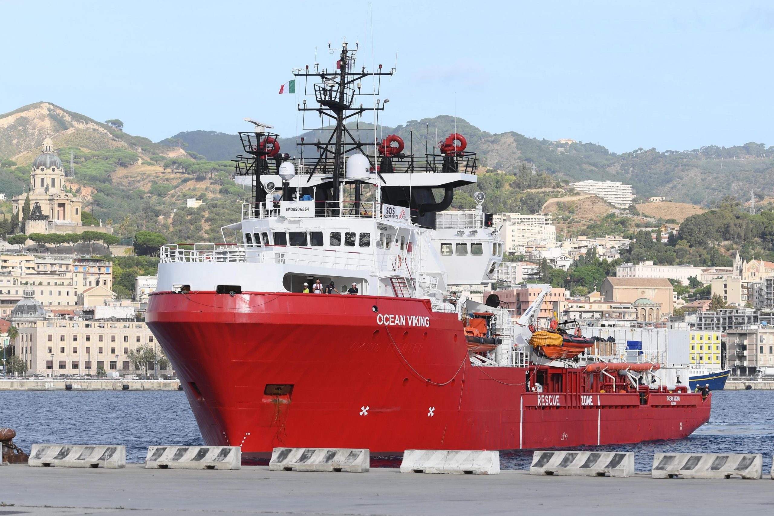 ONG pedem porto seguro para desembarcar 176 migrantes resgatados no fim de semana