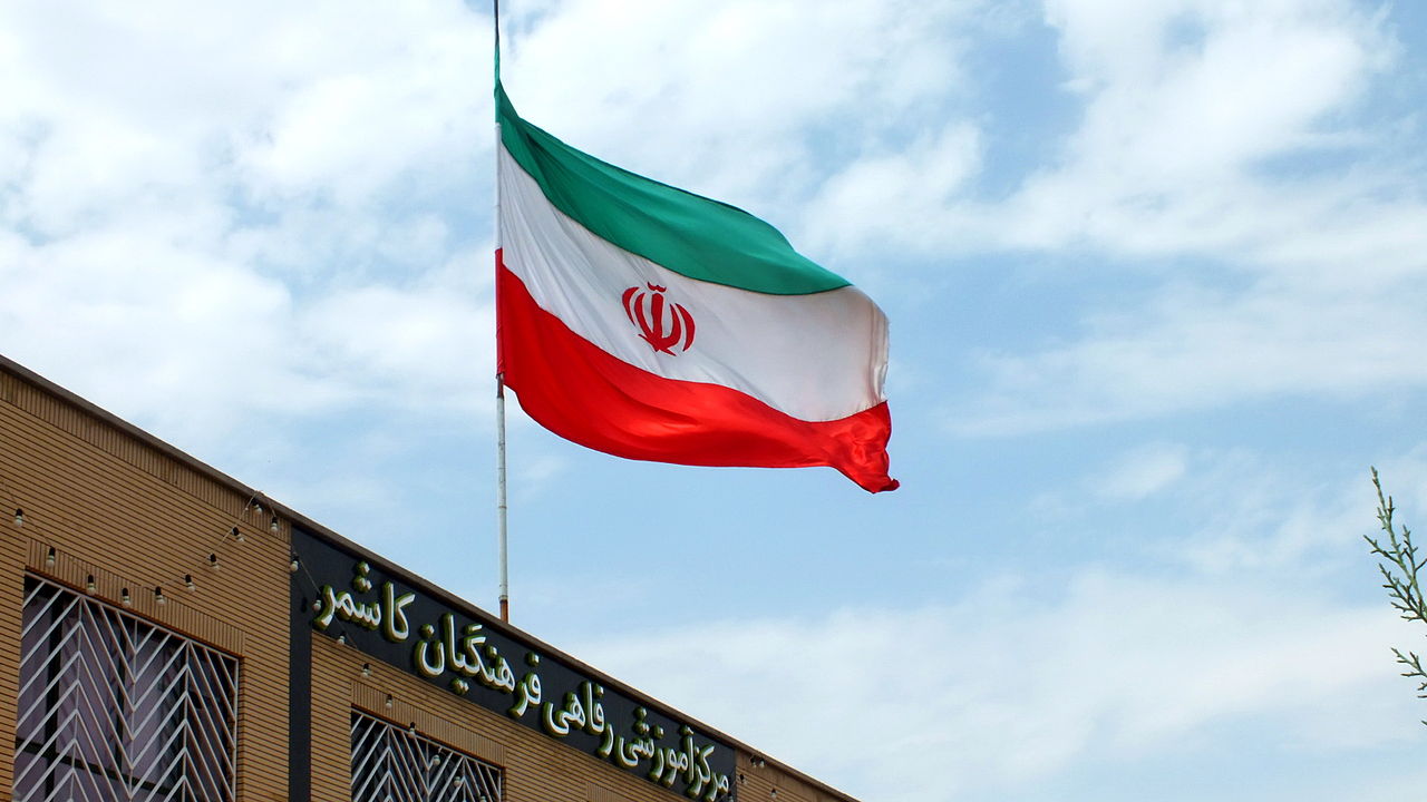 Irão: Hassan Rohani entrega hoje o poder ao novo chefe de Estado, Ebrahim Raissi